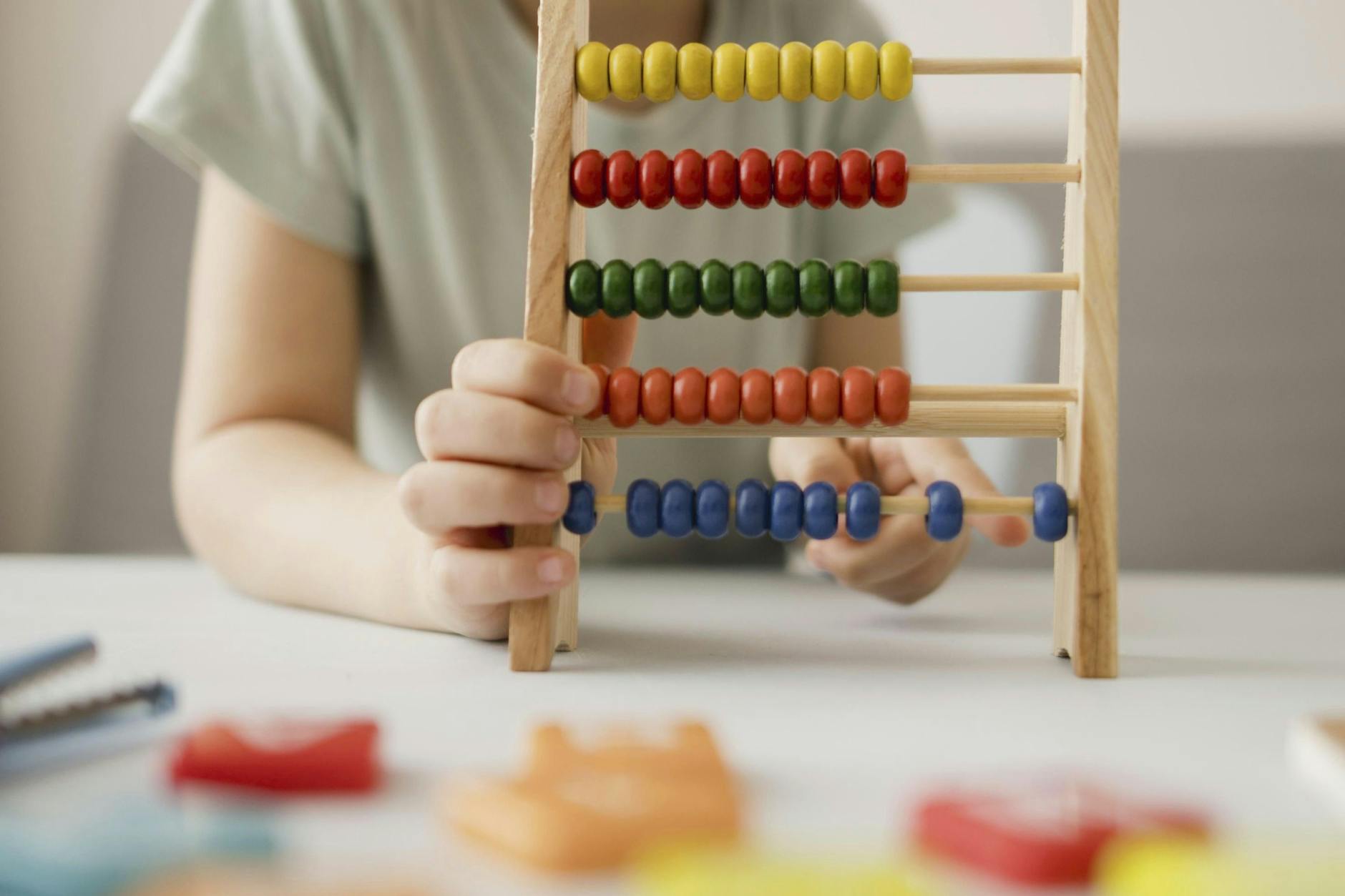 Ein Kind benutzt einen Abakus.