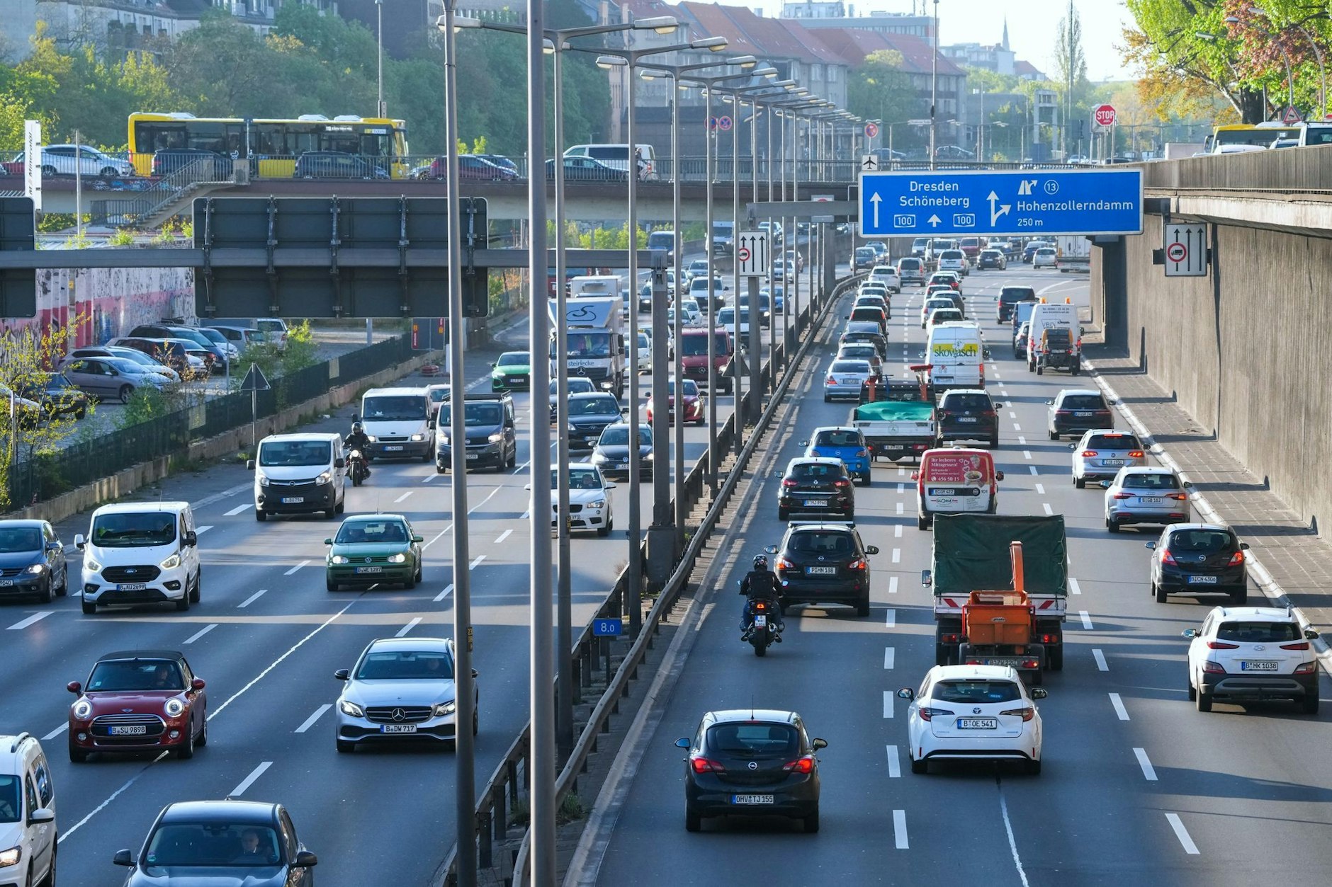 Dichter Berufsverkehr herrscht auf der Stadtautobahn A100 kurz nach dem Dreieck Funkturm vor der Abfahrt Hohenzollerndamm.
