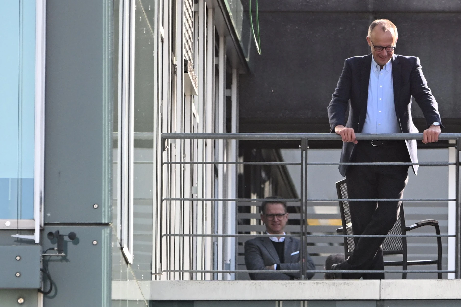 Der CDU-Chef Friedrich Merz steht am 7. März 2025 nach Sondierungsgesprächen auf dem Balkon eines Parlamentsgebäudes in Berlin. Symbolbild.