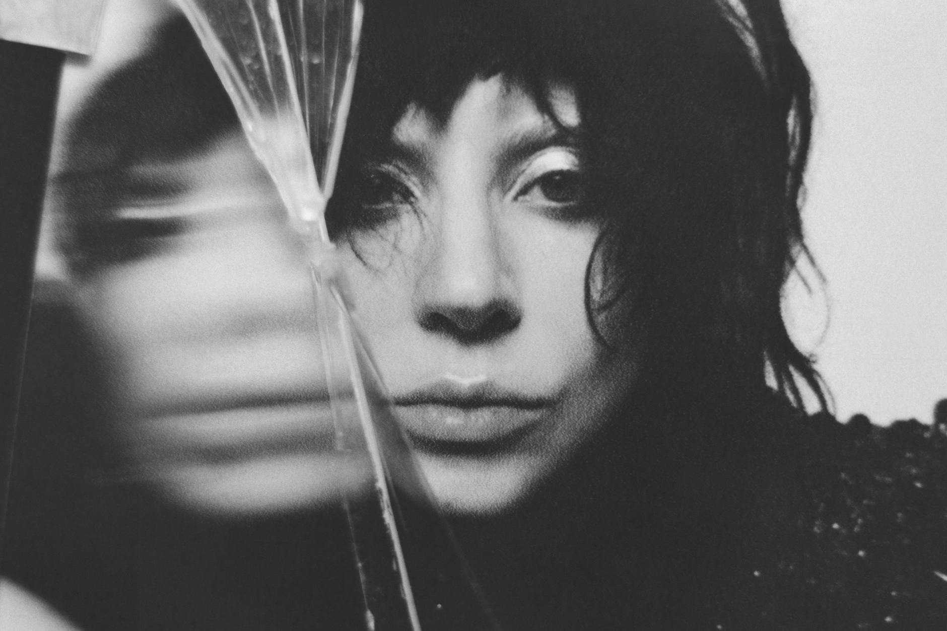 Lady Gagas Mayhem Ball – Wo Chaos auf Glamour trifft! Der Vorverkauf startet am 3. April – Sei dabei, wenn Gaga die Bühne sprengt!