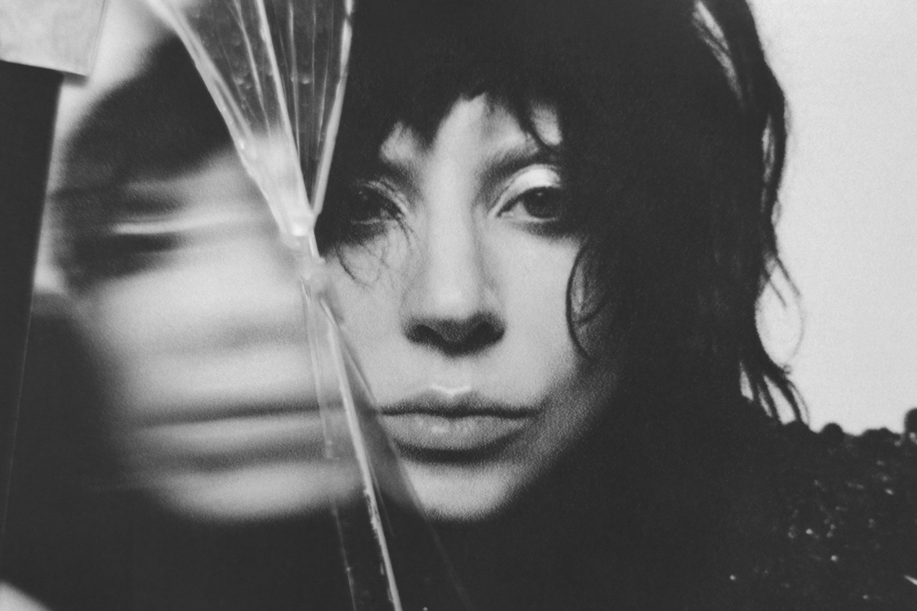 So theatralisch angeknackst sieht Lady Gags neues „Mayhem“-Plattencover aus.