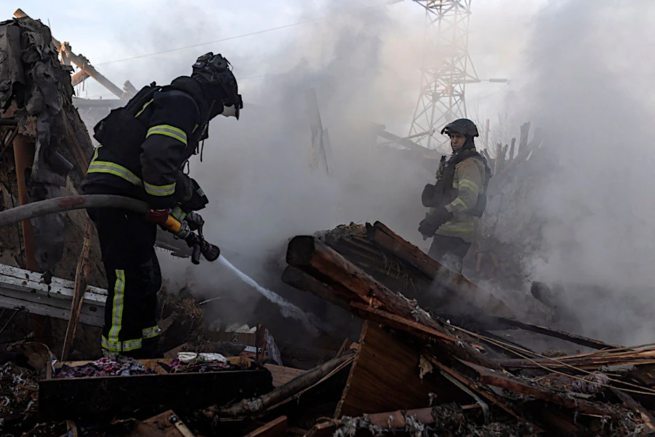 Feuerwehrleute in der Ukraine löschen nach russischen Luftangriffen einen Brand.