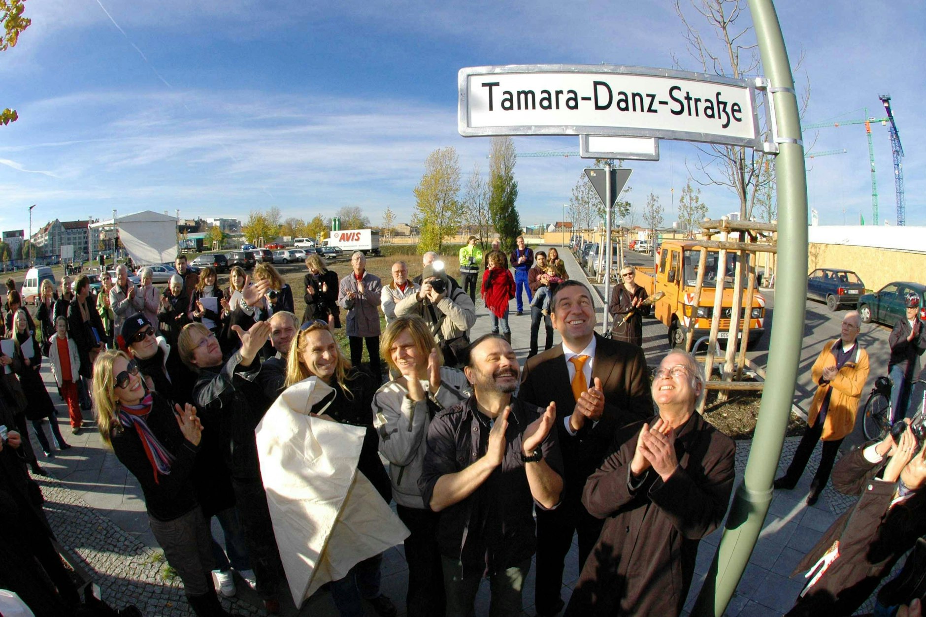 Heute steht hier die Uber-Arena, alles ist bebaut: 2006 wurde im Areal an der East Side Gallery im Beisein der Band Silly eine Straße nach der einstigen Silly-Sängerin Tamara Danz benannt.