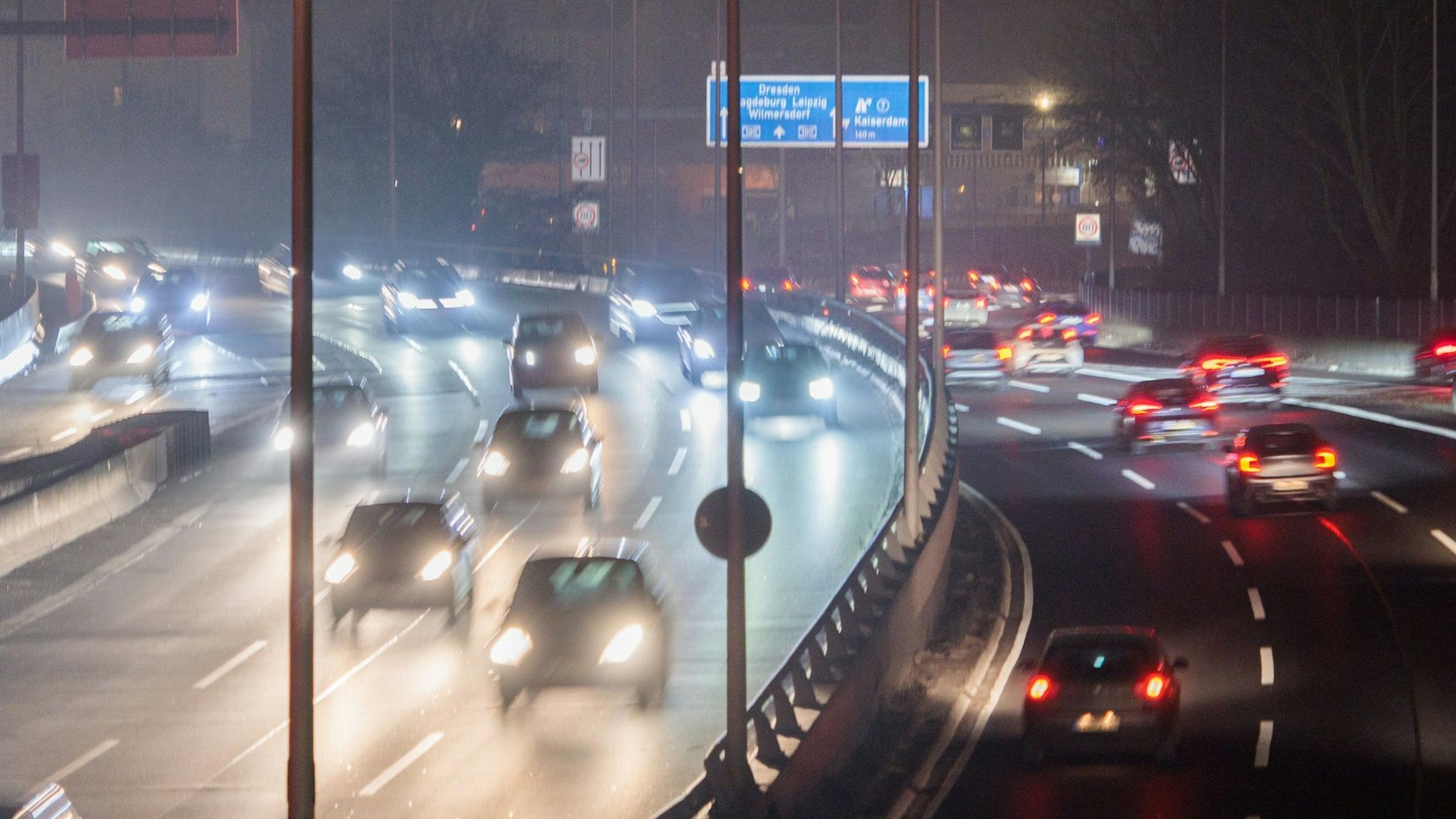 Autos fahren während des morgendlichen Berufsverkehrs auf der Autobahn A 100.