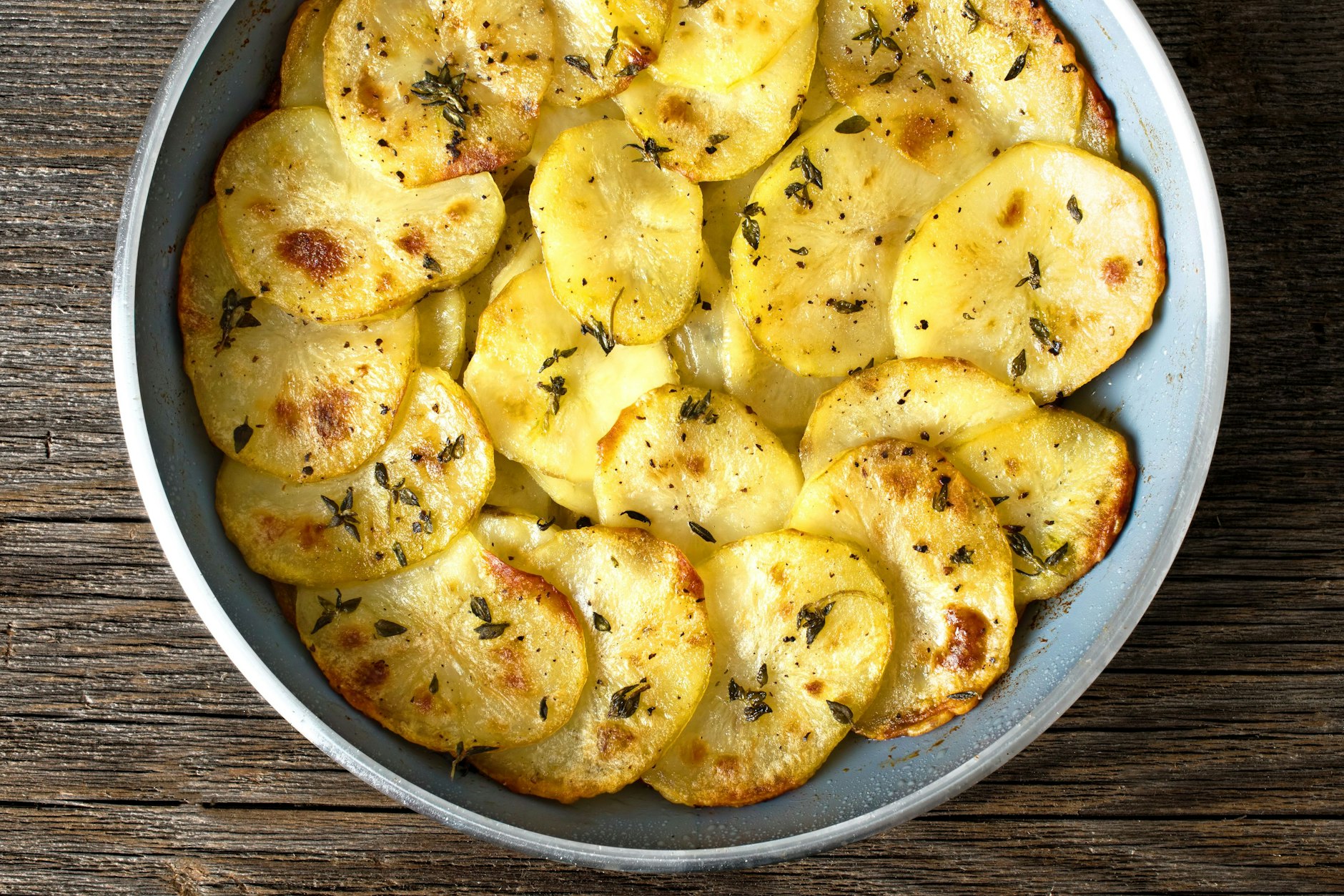 Pommes Anna, auch Annakartoffeln genannt, sind einfach köstlich: Der simple Auflauf wird laut Rezept in einer feuerfesten Pfanne zubereitet.