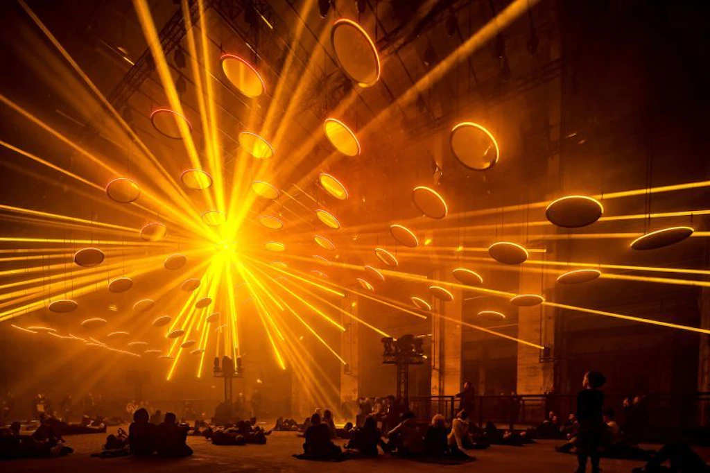 Ausstellung SKALAR: Eine Symphonie aus Licht und Sound. Infos und Tickets hier!