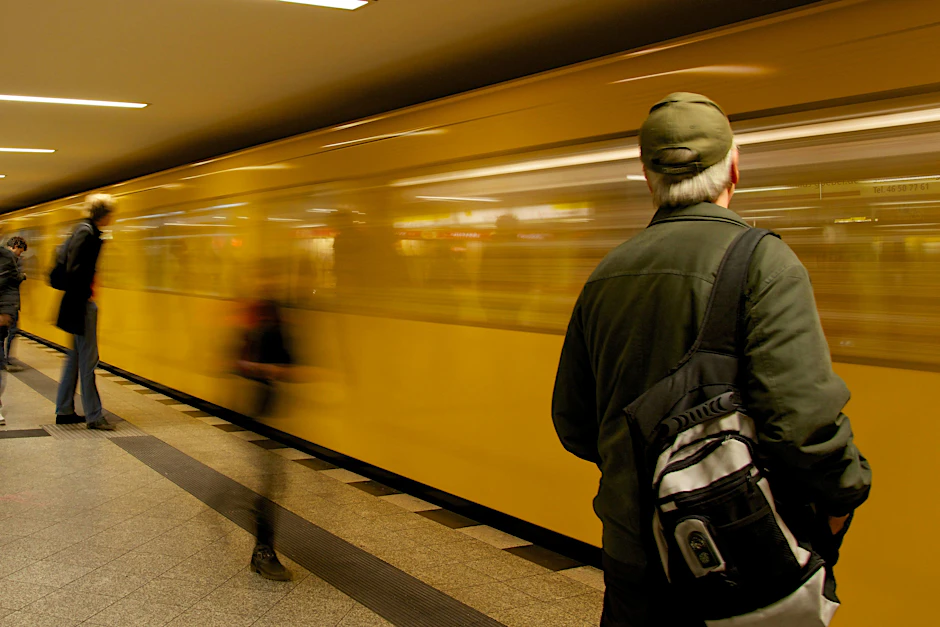 Da ist sie ja: Fahrgäste der Berliner Verkehrsbetriebe (BVG) steigen gleich in eine U-Bahn ein. Mit mehr als einer halben Milliarde Fahrgastfahrten ist sie das wichtigste Nahverkehrsmittel in Berlin.
