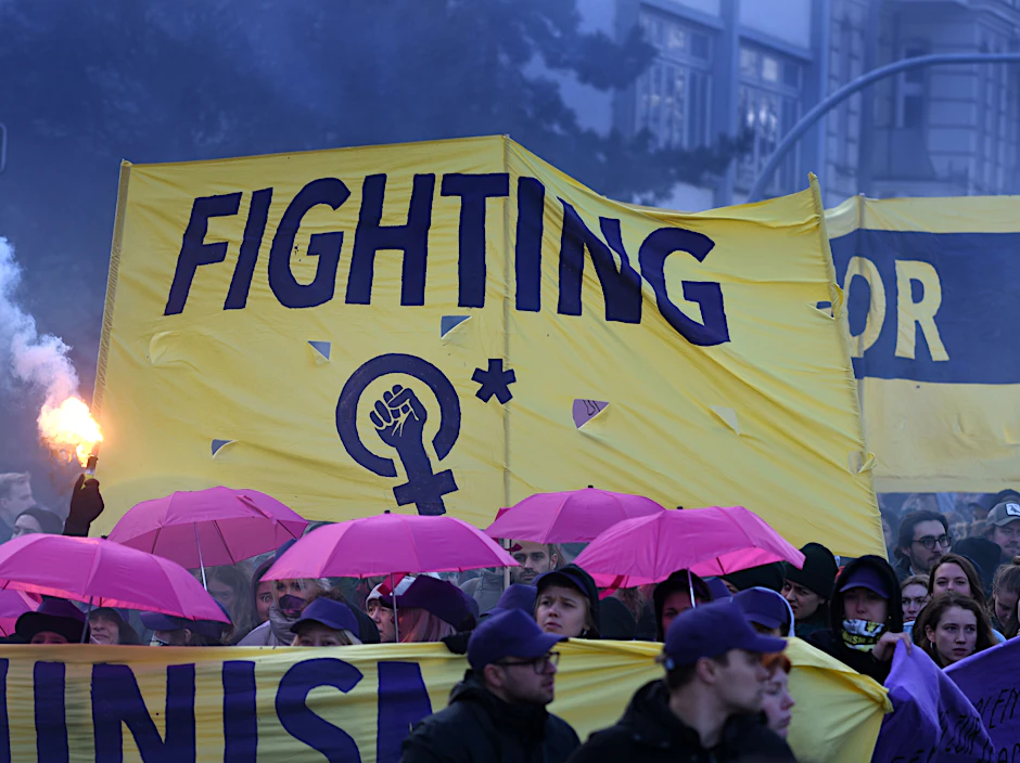 Menschen wollen auch am Samstag wieder für Frauenrechte auf die Straße gehen.