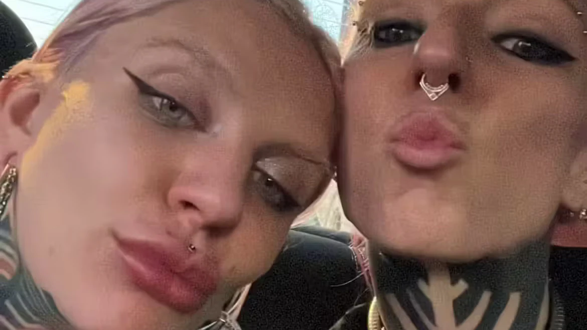 Die Berlinerin Jessica (l.) und ihre Freundin Amelia Nikita. Beide sind Tattoo-Künstlerinnen.