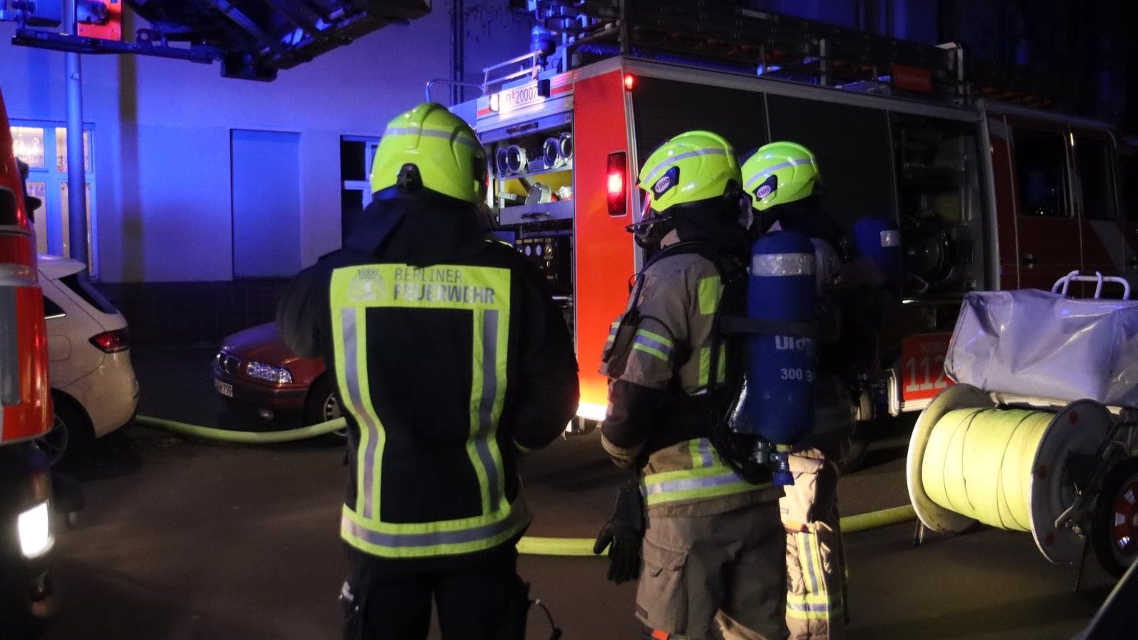 In Neukölln brach in der Nacht ein Feuer in einer Wohnung in der Ederstraße aus.