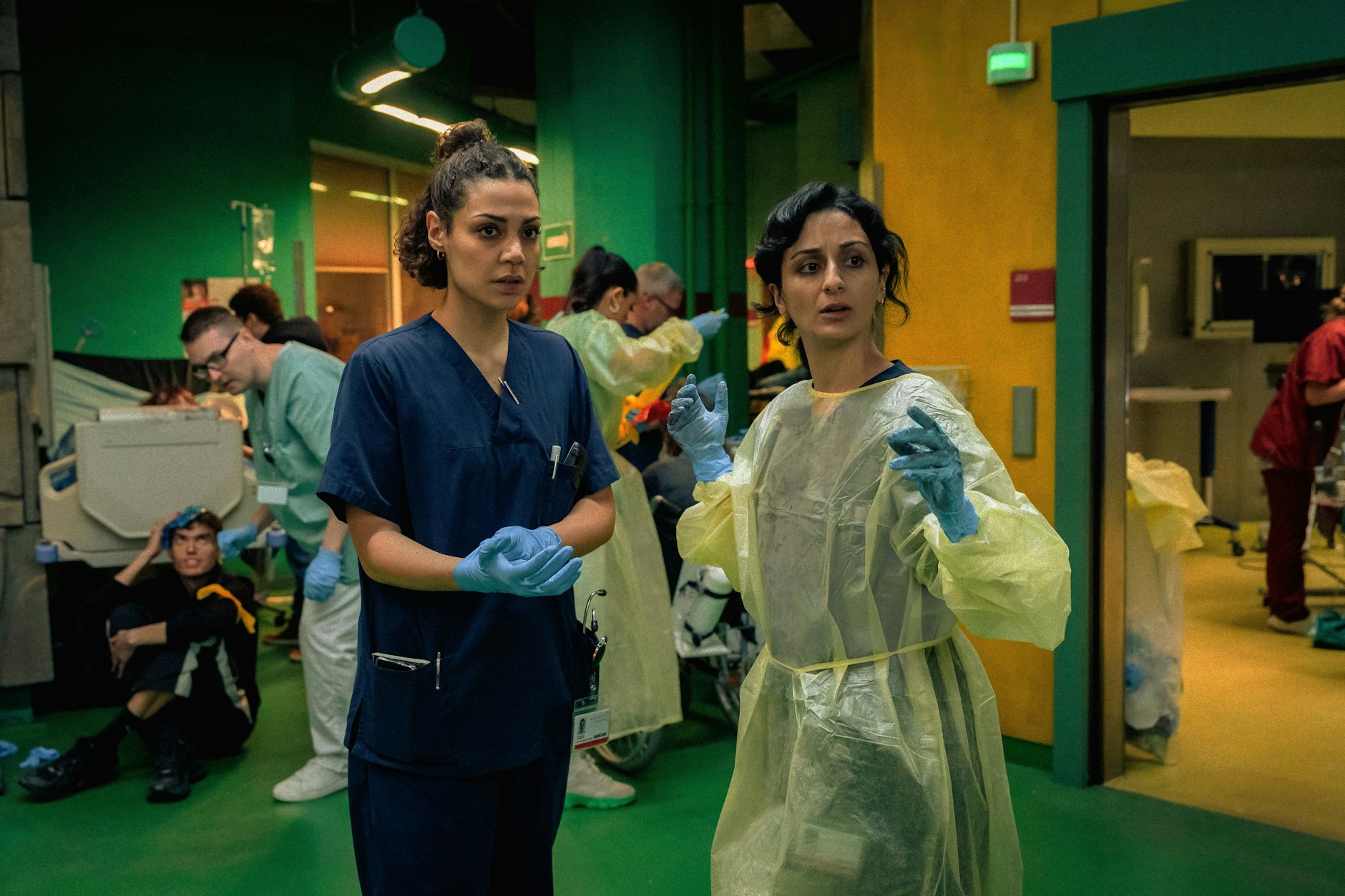 Haley Louise Jones (l) als Zanna Parker und Safak Sengül als Emina in Folge 8 der ersten Staffel