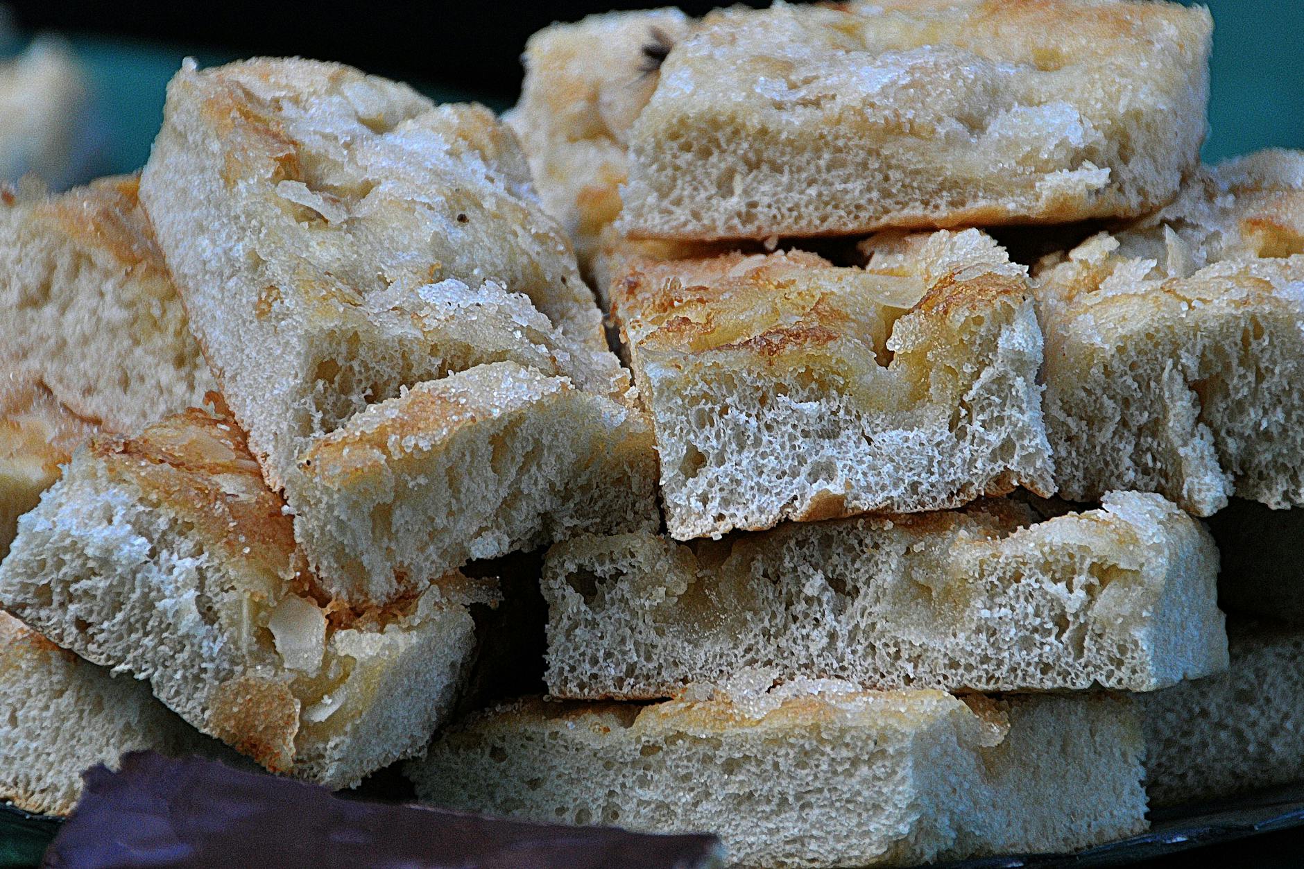 Der leckere Zuckerkuchen nach Omas Rezept passt perfekt zu einer Tasse Kaffee.