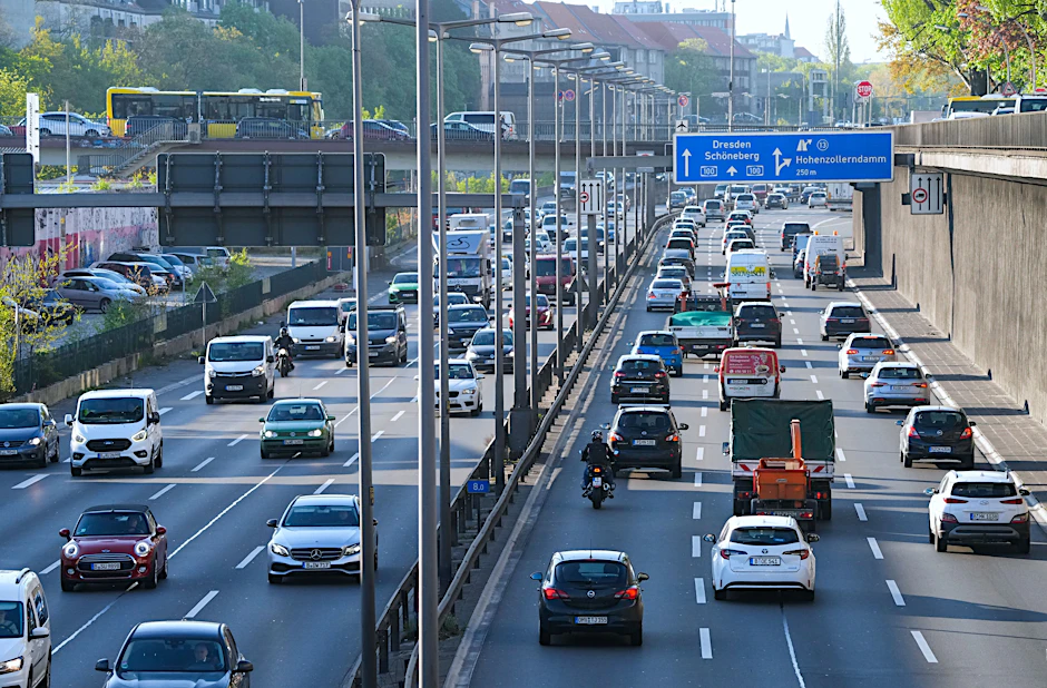 Dichter Verkehr auf der A100 in Wilmersdorf: Der Berliner Stadtring gehört zu den am stärksten befahrenen Autobahnen in Deutschland. Nun sorgt eine neue Engstelle am Funkturm für Stress.