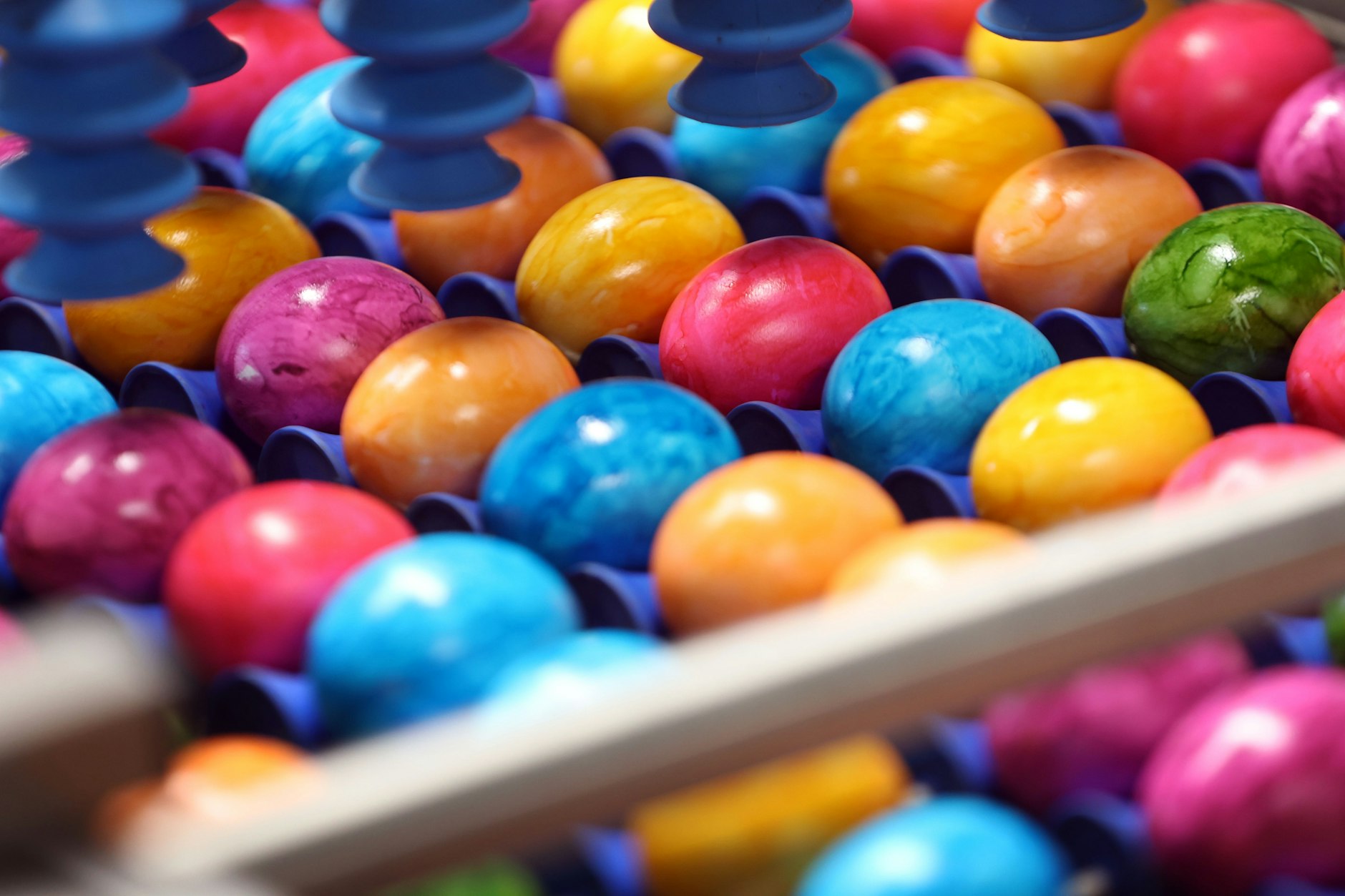 Werden frisch gefärbte Ostereier in diesem Jahr zur „Bückware“? (Symbolbild)