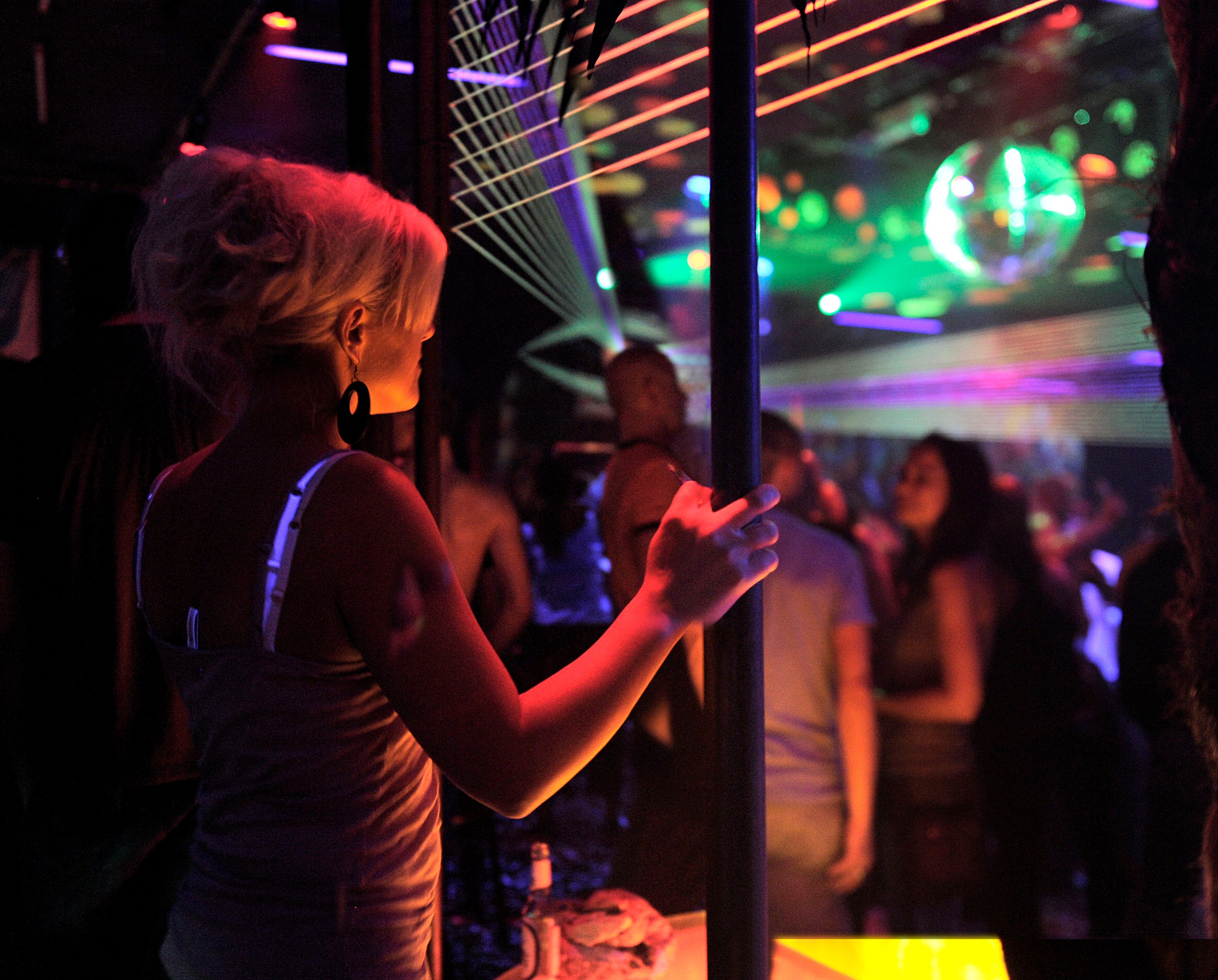 Image - KitKatClub, Kingsize-Bett, Nippel-Pads: Australierinnen flippen auf Berlin-Trip aus