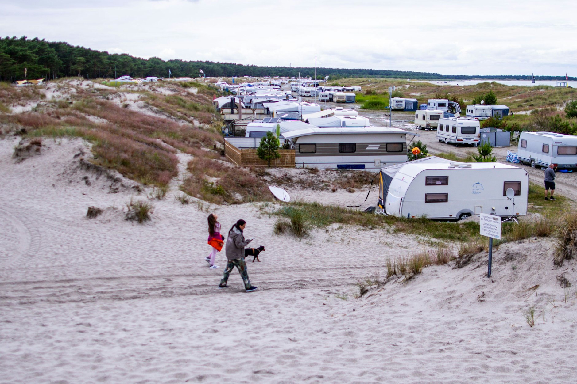 Wohnwagen stehen auf dem Campingplatz Regenbogencamp in den Dünen auf Fischland-Darß-Zingst.