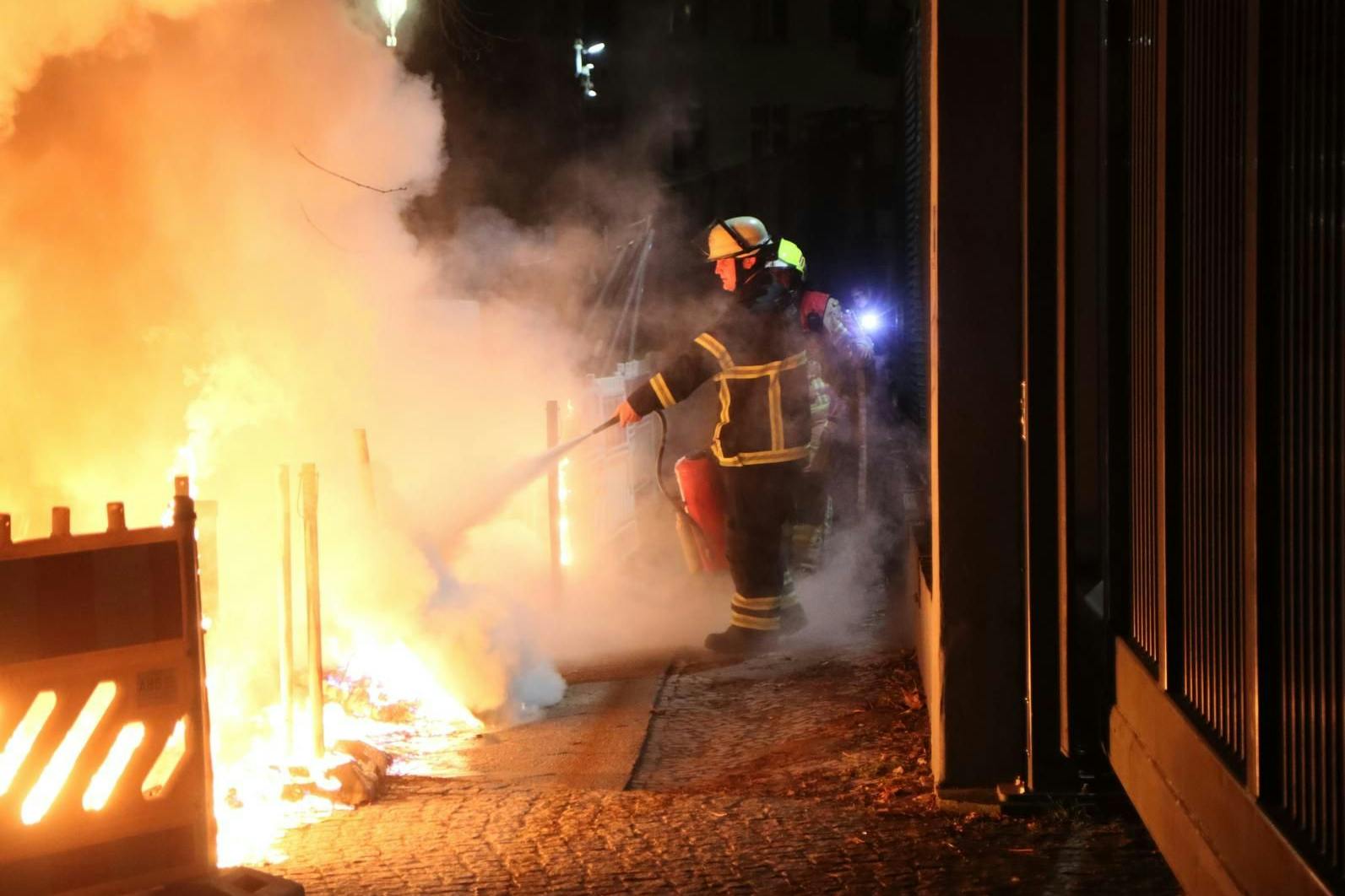 In der Nacht wurde in Neukölln eine Baustelle angezündet.