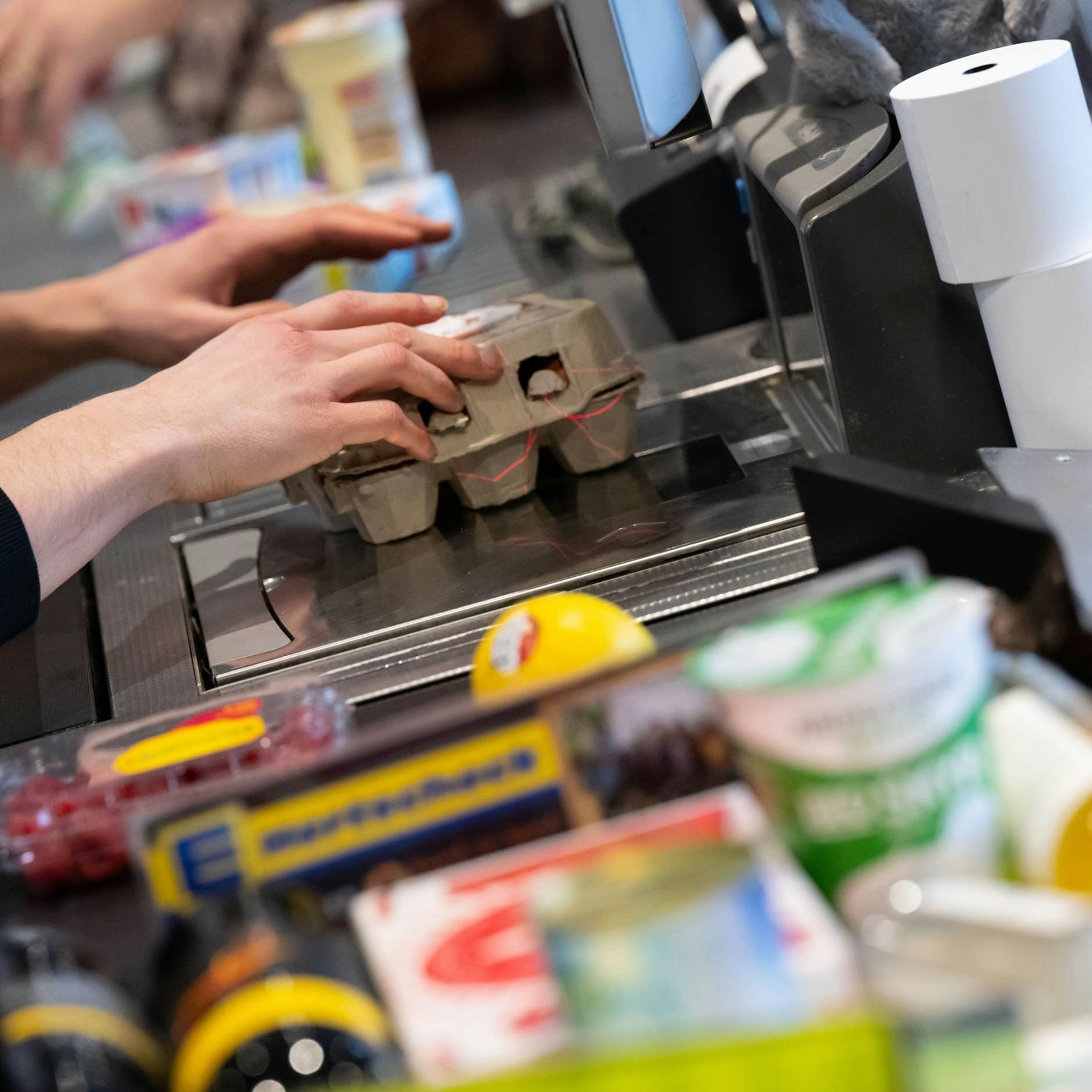 Auch an Feiertagen wird in einigen Berliner Supermärkten abkassiert.
