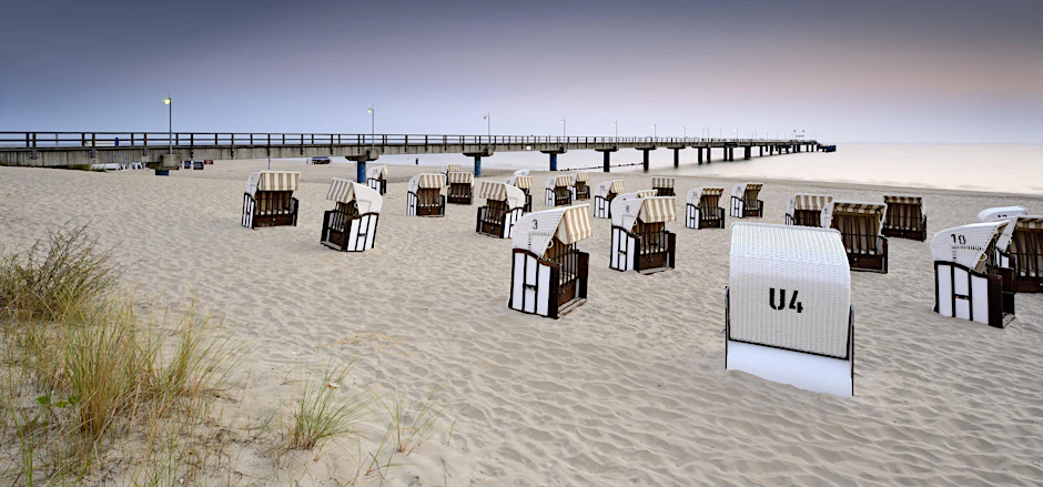 Bansin auf Usedom. Die Strandkörbe sind leer – aber nur, weil der Tag noch nicht begonnen hat.