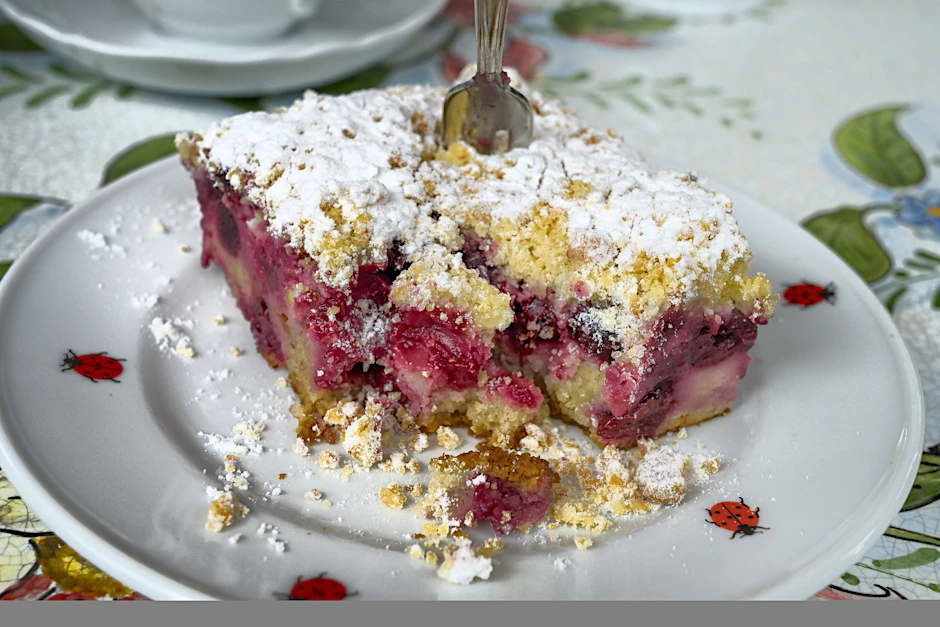 Was für ein tolles Rezept! Servieren Sie den noch warmen Thüringer Kirschkuchen mit Pudding und Streuseln am besten mit einem Klecks frischer Schlagsahne.
