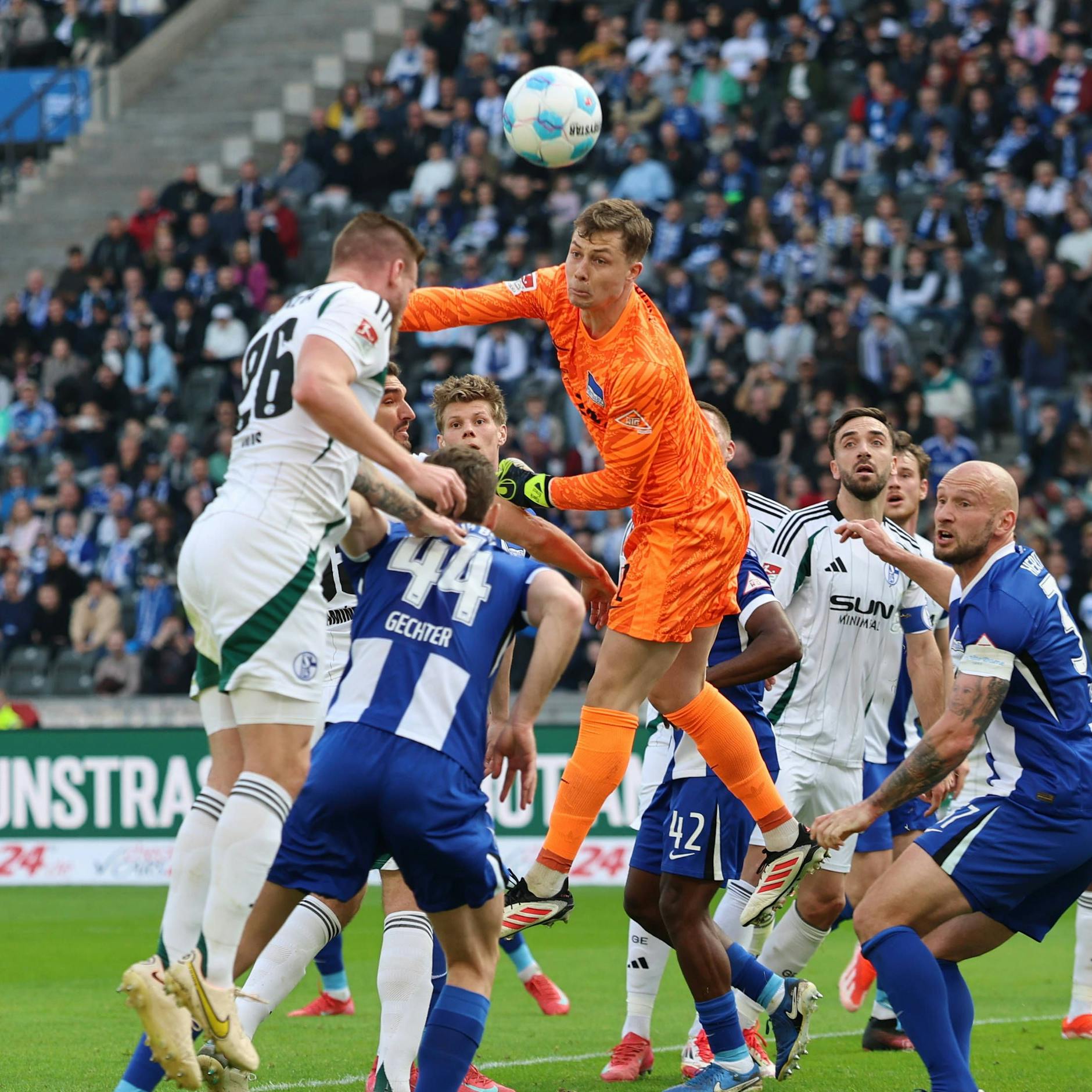 Passt zu Herthas Lage: Torwart Tjark Ernst taucht unter dem Ball durch, Schalkes Tomas Kalas köpft zum 0:1 ein.