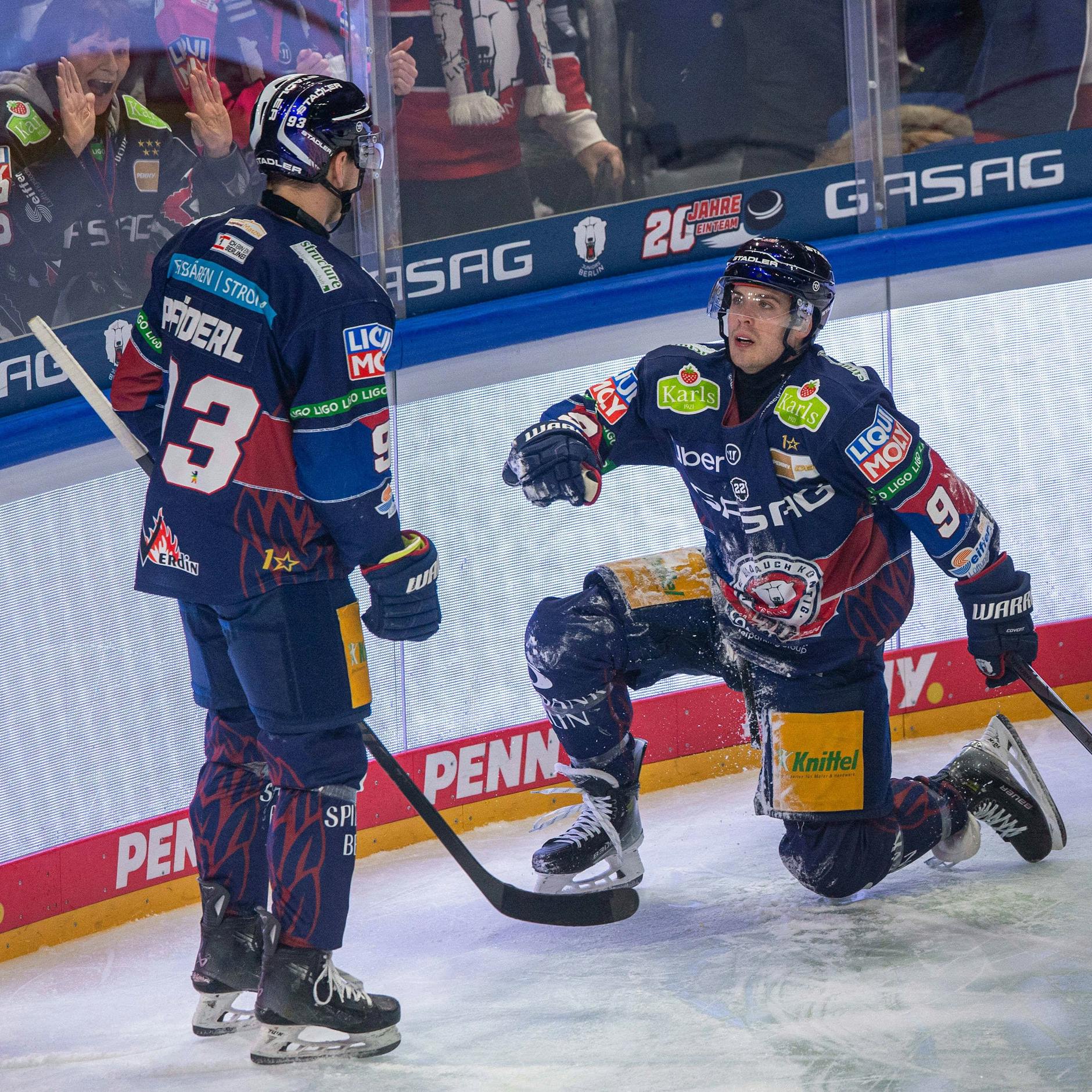 Leo Pföderl (l.) und Ty Ronning drückten der DEL-Hauptrunde ihren Stempel auf.