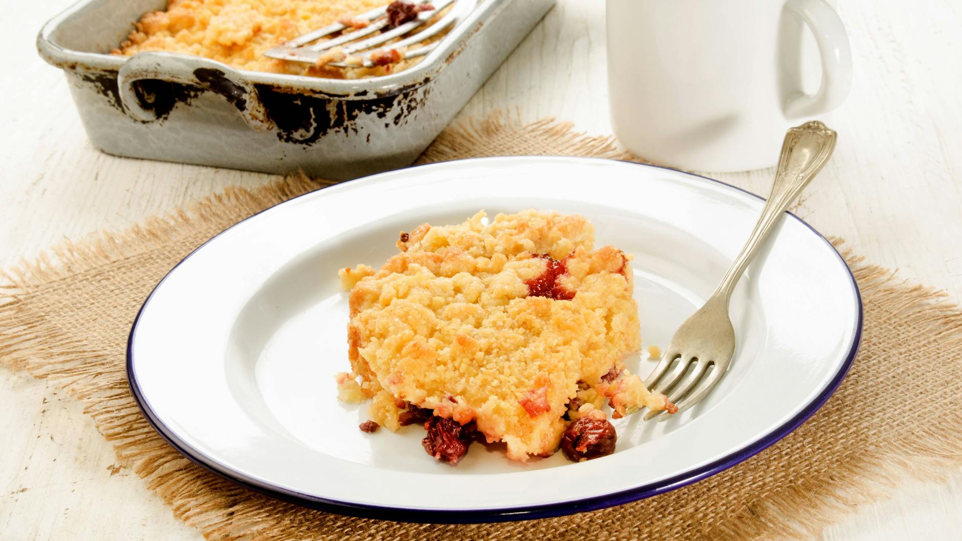 Richtig lecker und extrem saftig: Dieser Kirschkuchen mit Pudding und Streuseln ist ein Genuss - und schmeckt warm oder abgekühlt. Probieren Sie das Rezept heute aus!