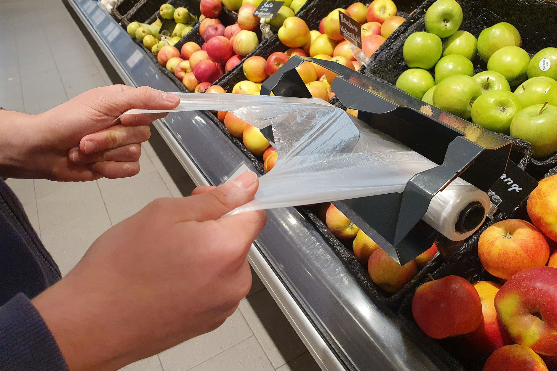 Viele Supermarktkunden nutzen gern solche Knotenbeutel, um Obst und Gemüse zu verpacken. Doch gratis gibt es die Tüten oft nicht mehr.