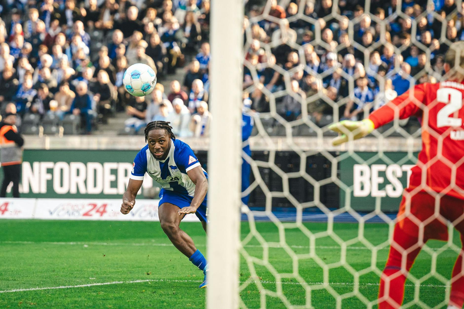 Kaum zu glauben, den kriegt Deyo Zeefuik nicht im Tor unter. Auch wenn es anders aussieht: Diesen Ball köpft Herthas Holländer rechts vorbei.