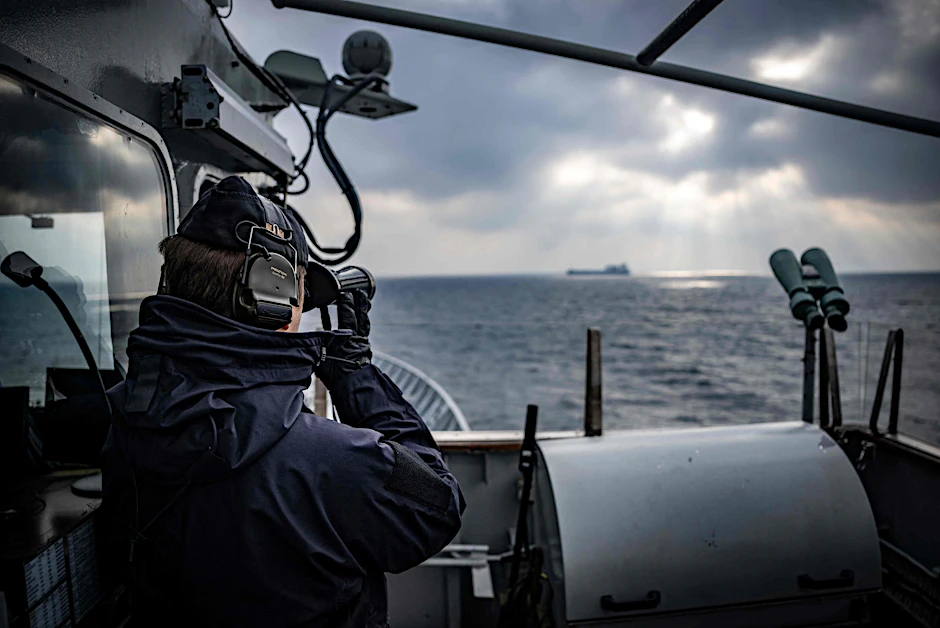 Besatzungsmitglied einer Patrouille der Nato-Mission „Baltic Sentry“ in der Ostsee