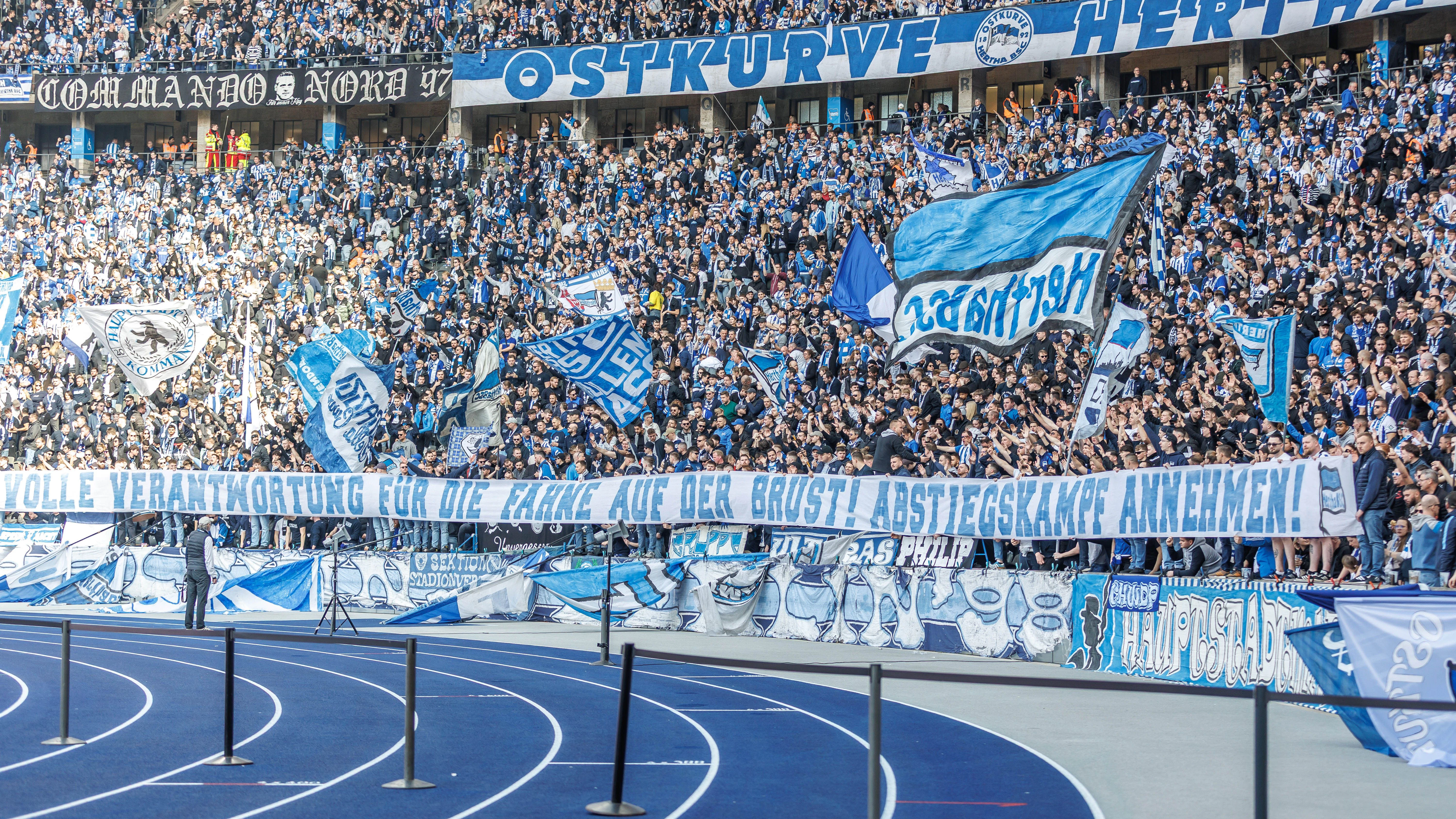 Fans von Herztha BSC feiern ihre Mannschaft beim Spiel gegen Schalke 04.