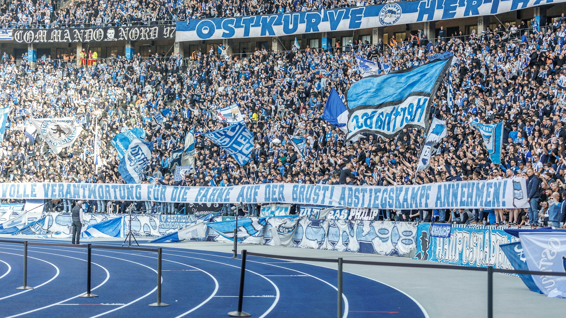 Fans von Herztha BSC feiern ihre Mannschaft beim Spiel gegen Schalke 04.