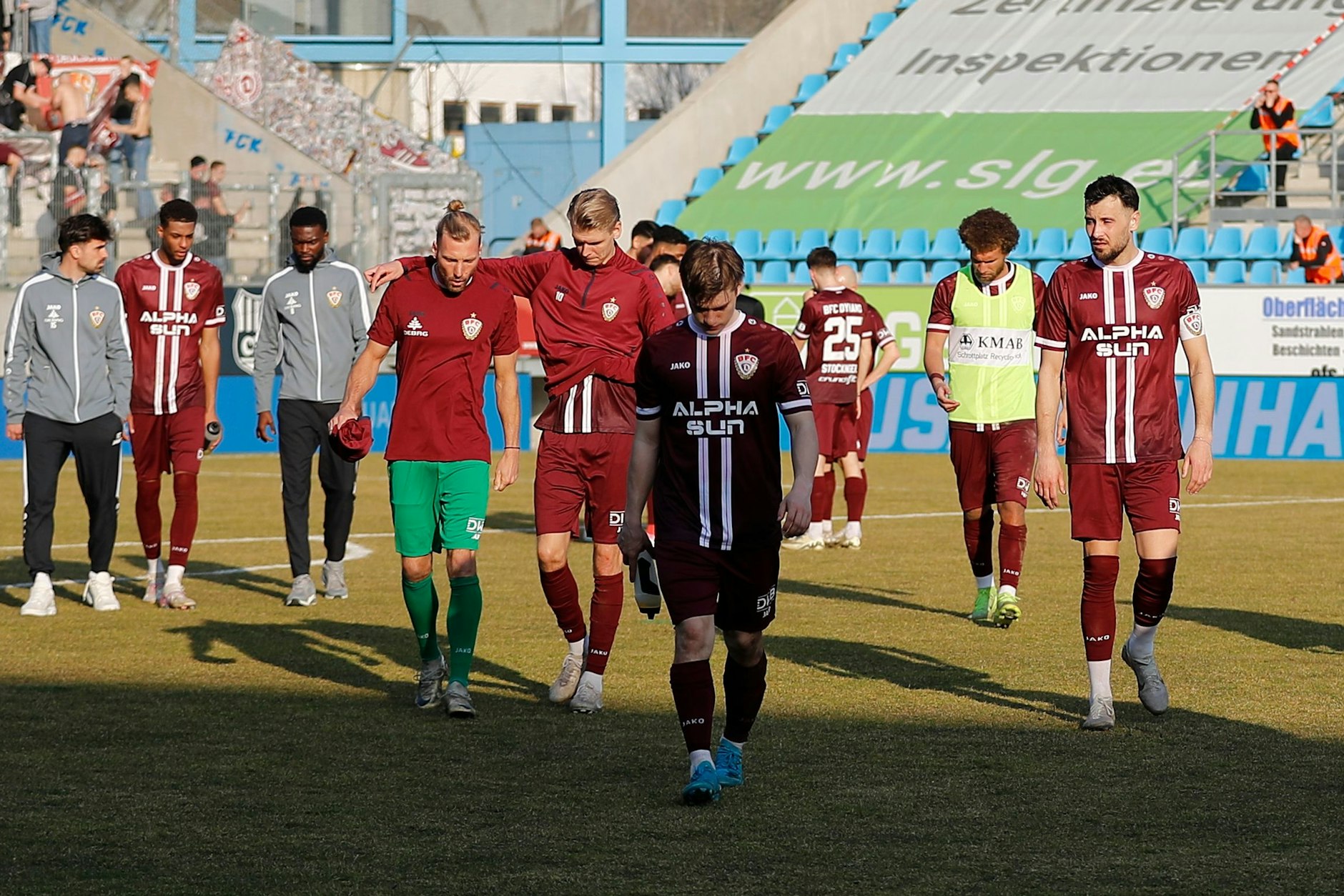Ein Bild, das einem irgendwie bekannt vorkommt: Der BFC Dynamo schleicht nach der Niederlage in Chemnitz bedient vom Platz.