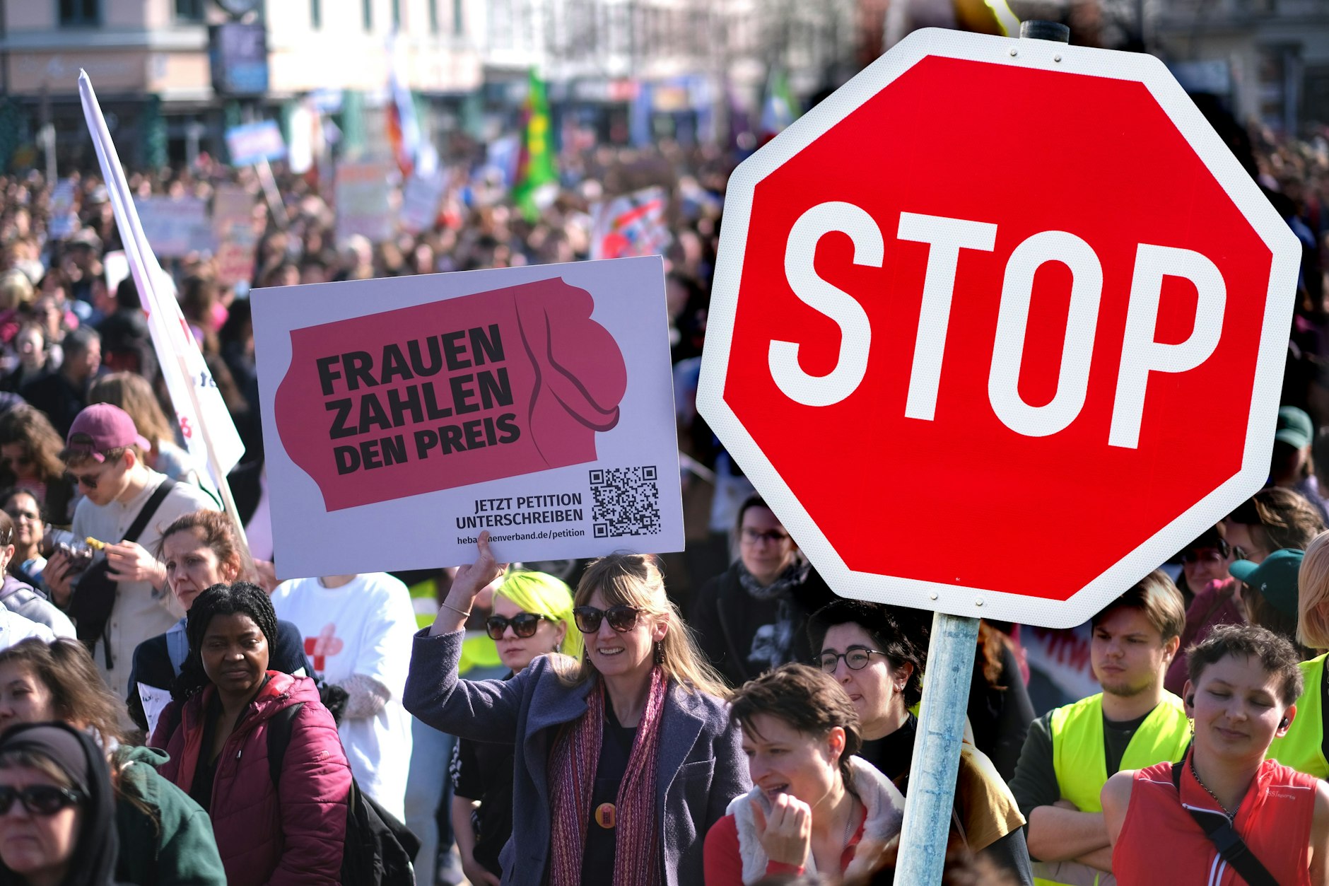 Vorsicht, Demo-Chaos! Auch anlässlich des Frauentages gehen am Samstag etliche Menschen auf die Straße. Mehrere Demos bringen den Verkehr zum Erliegen.