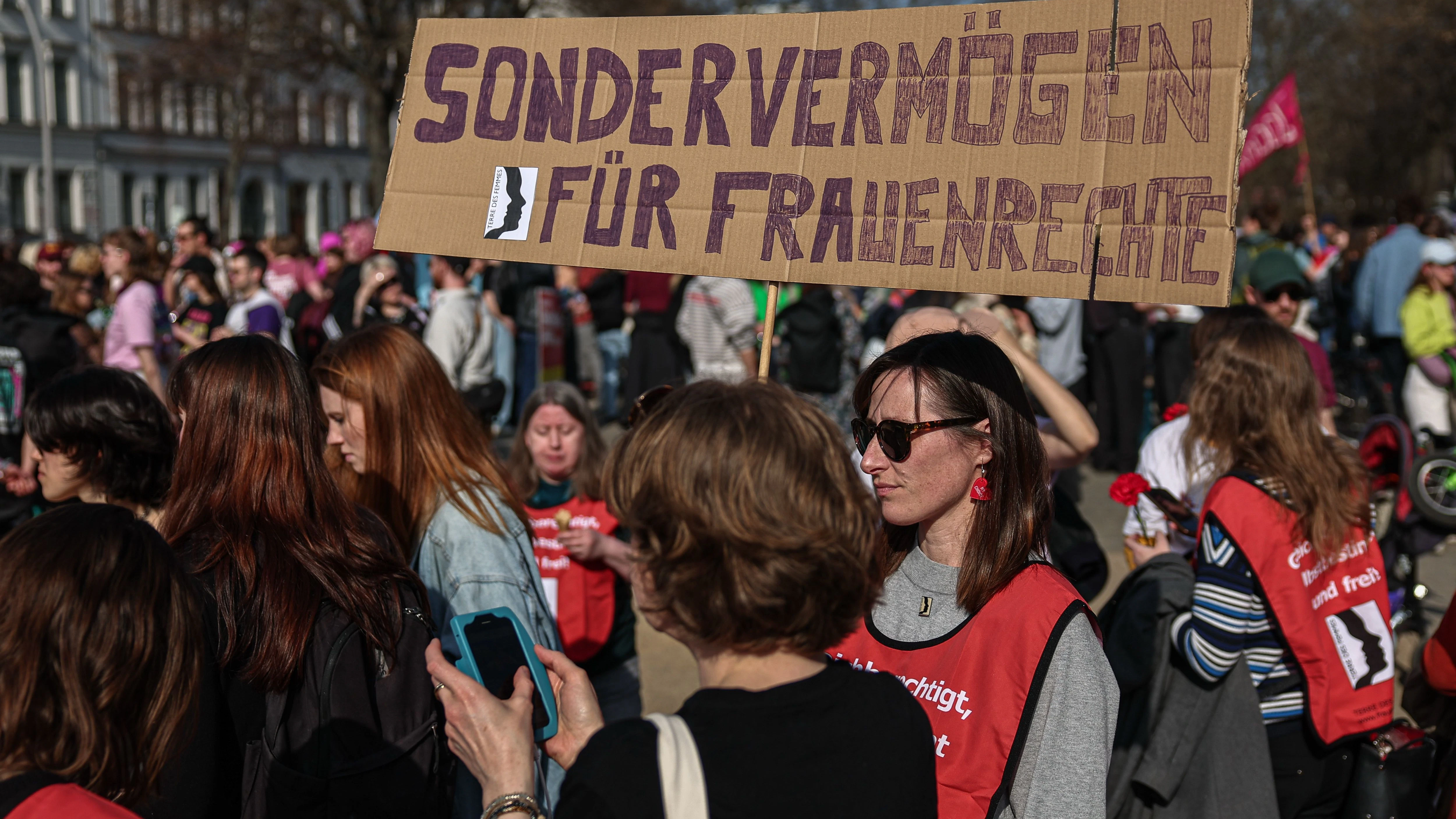 Am Samstag gibt es auch mehrere Demonstrationen, die sich um den Internationalen Frauentag drehen. Autofahrer sollten im gesamten Stadtgebiet vorsichtig sein.