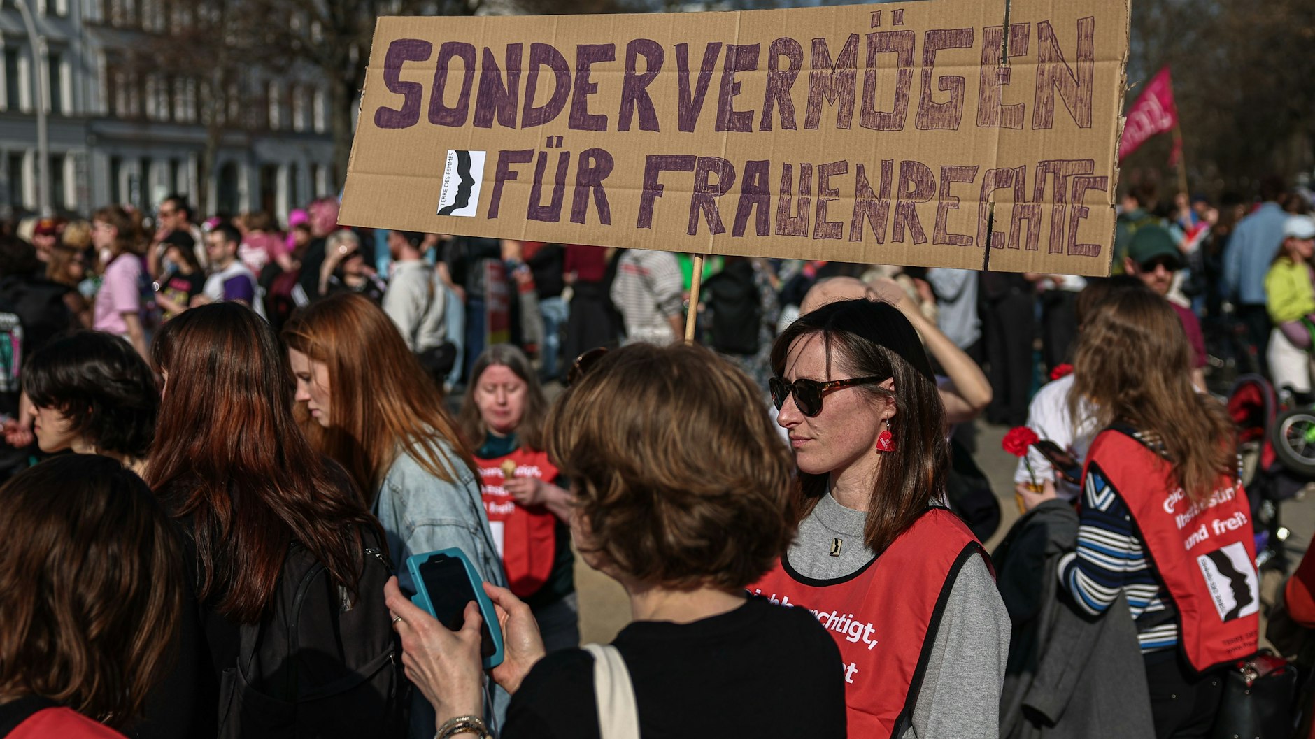 Am Samstag gibt es auch mehrere Demonstrationen, die sich um den Internationalen Frauentag drehen. Autofahrer sollten im gesamten Stadtgebiet vorsichtig sein.
