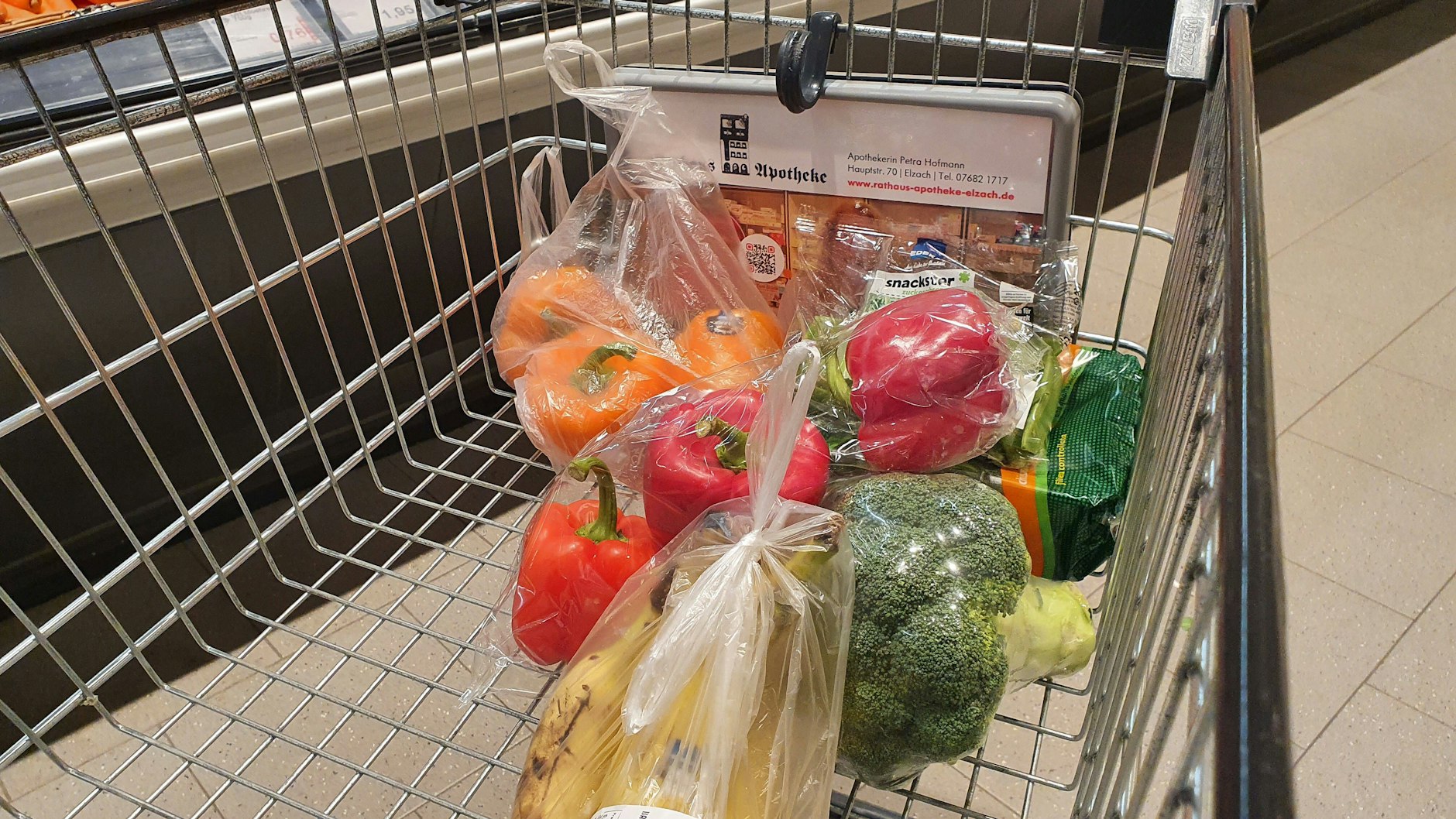 Manche Kunden im Supermarkt verpacken ihre kompletten Einkäufe mithilfe solcher Knotenbeutel - und zu Hause fliegen die Plastiktüten in den Müll.