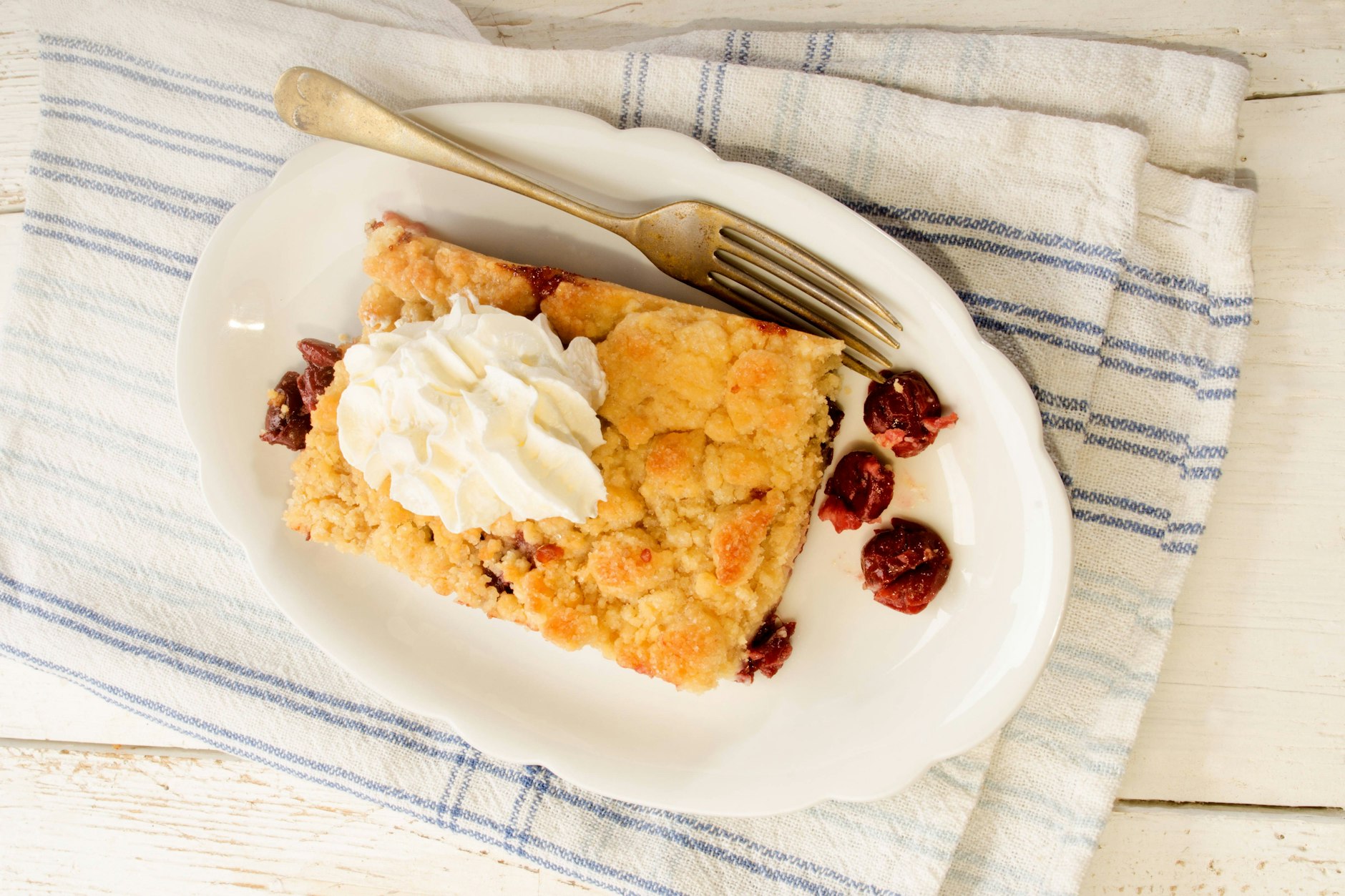 Was für ein tolles Rezept! Servieren Sie den noch warmen Thüringer Kirschkuchen mit Pudding und Streuseln am besten mit einem Klecks frischer Schlagsahne.