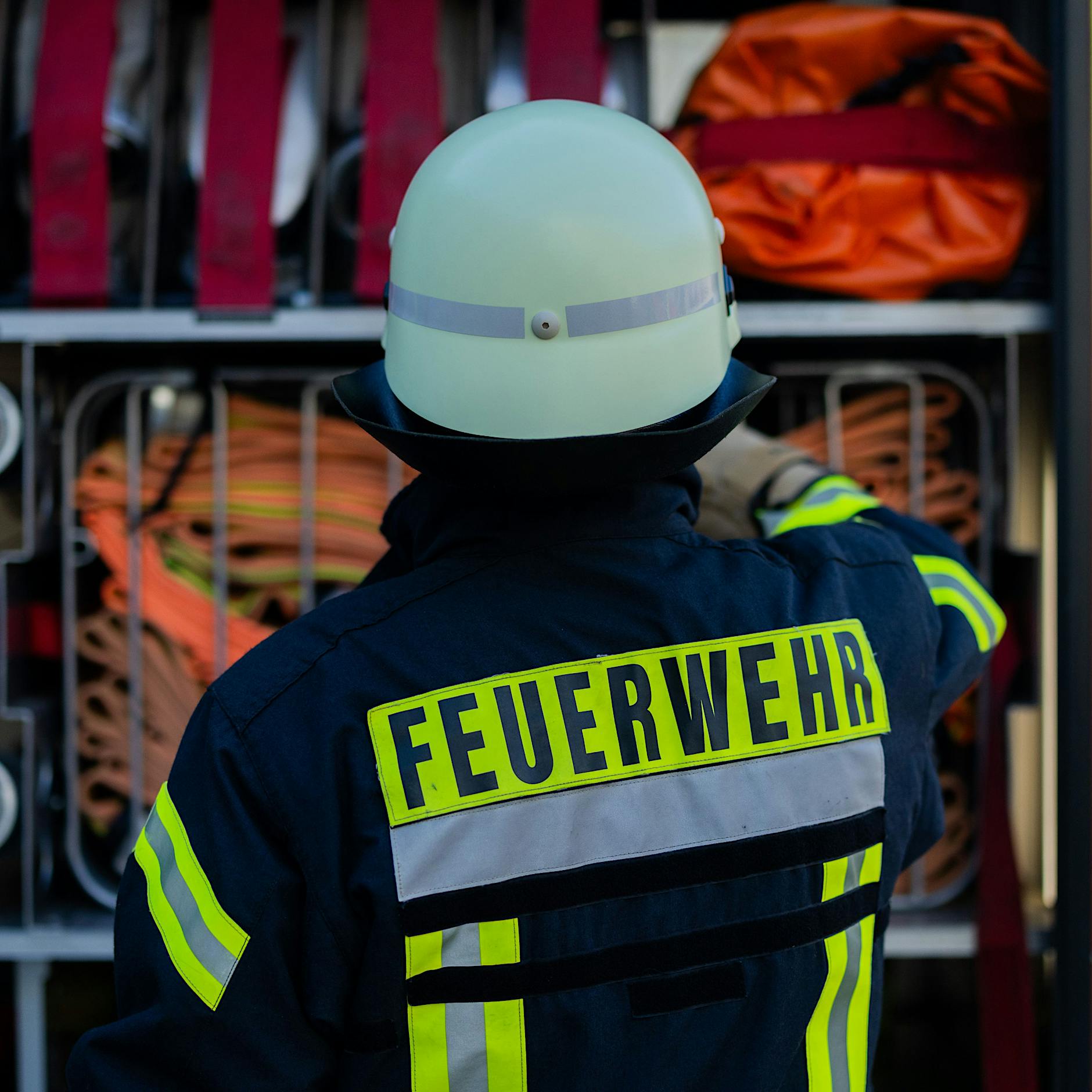 Feuer in Kreuzberg: Mehrgeschossiges Wohnhaus brennt – 16 Verletzte