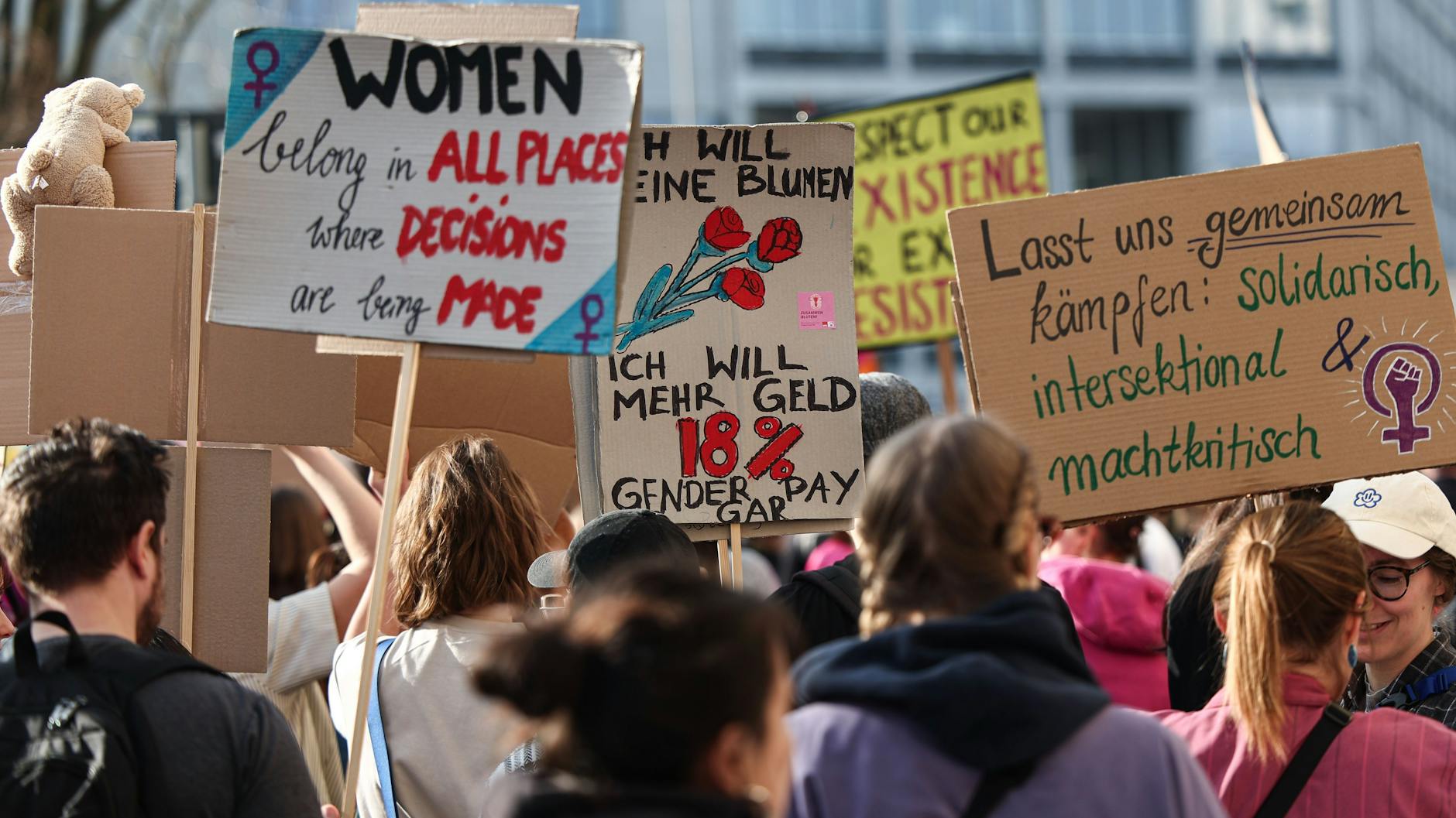 Viele Berlinerinnen und Berliner nutzten den Feiertag, um auf die Straße zu gehen und zu demonstrieren.