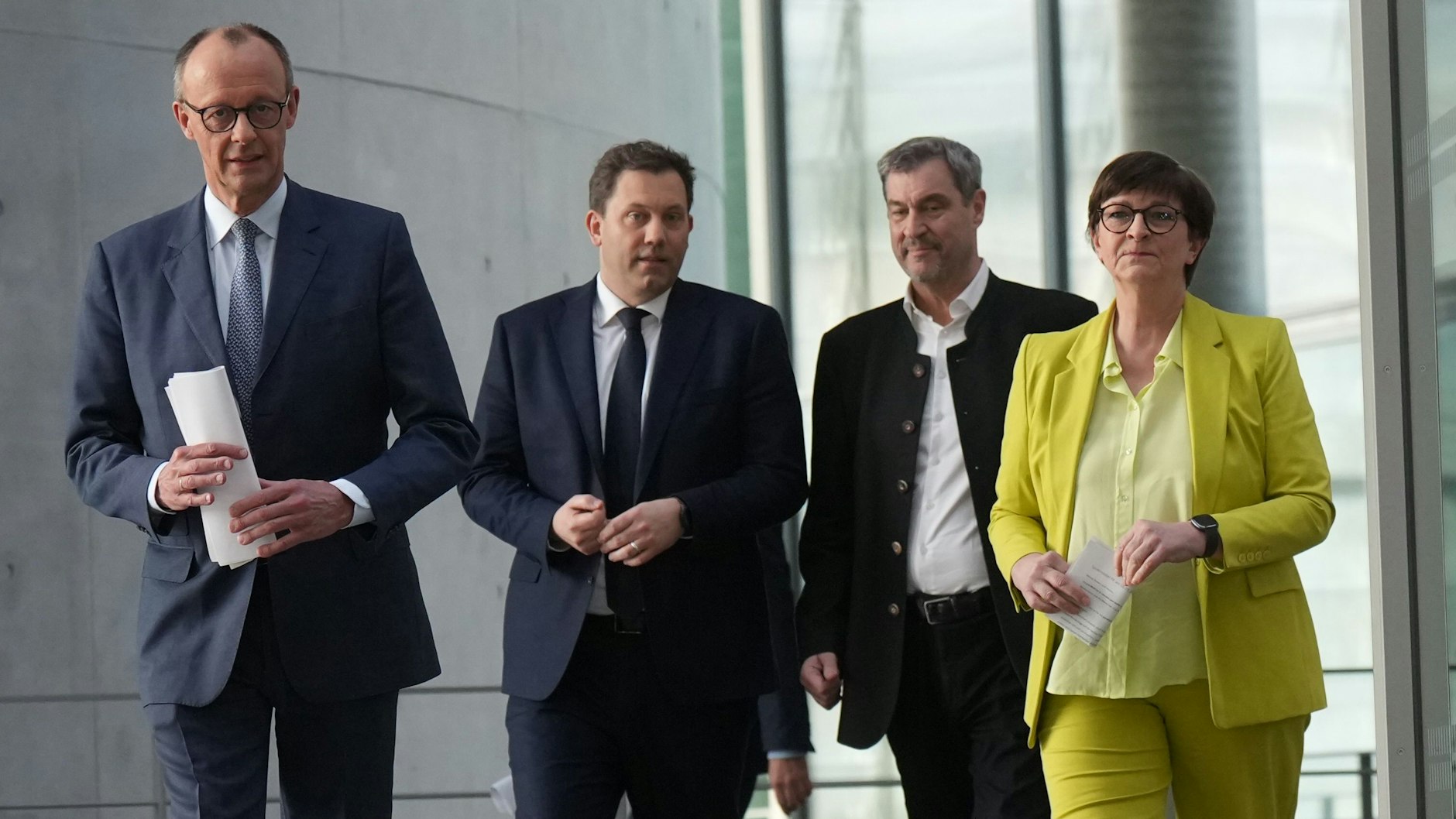 Friedrich Merz, Unions-Kanzlerkandidat und CDU Bundesvorsitzender, Lars Klingbeil, SPD-Bundesvorsitzender und SPD Fraktionsvorsitzender, Markus Söder, (CSU), Ministerpräsident von Bayern und CSU Vorsitzender, sowie Saskia Esken, SPD-Bundesvorsitzende, nehmen an einer Pressekonferenz nach den Sondierungsgesprächen von Union und SPD im Bundestag teil.