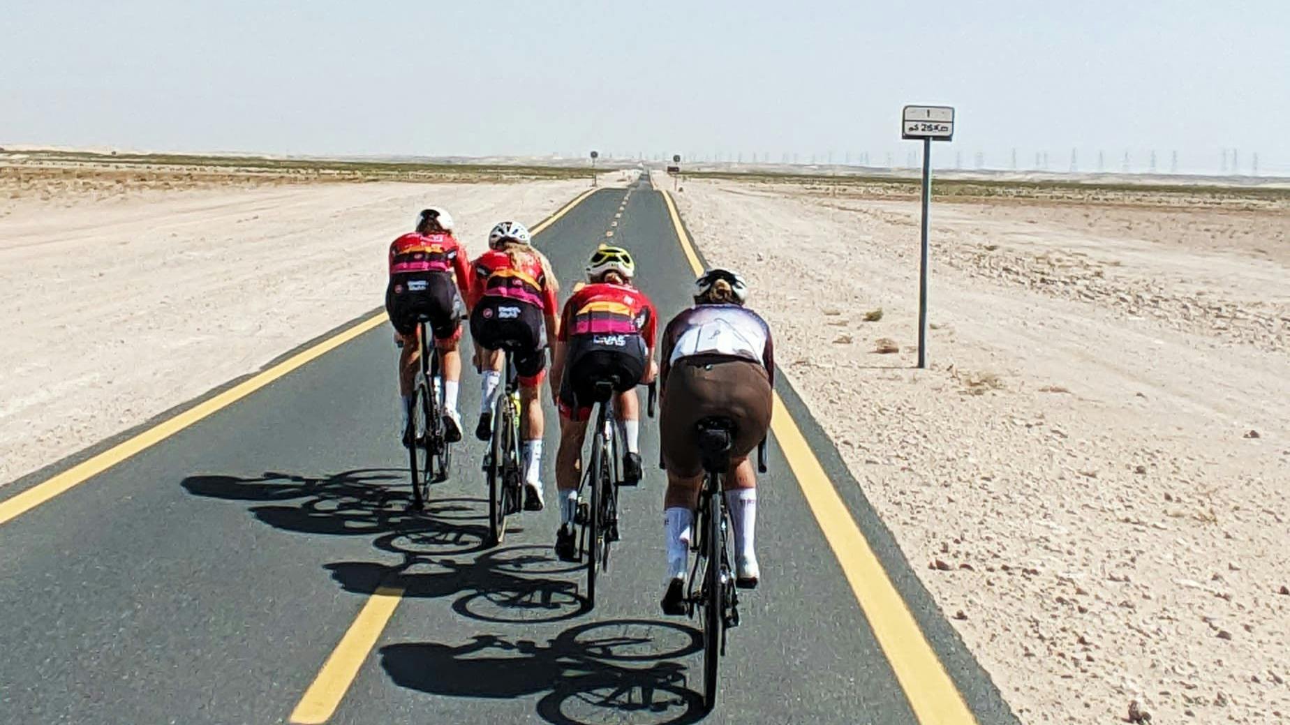 Die Wheel Divas auf Trainingsfahrt in der Wüste.