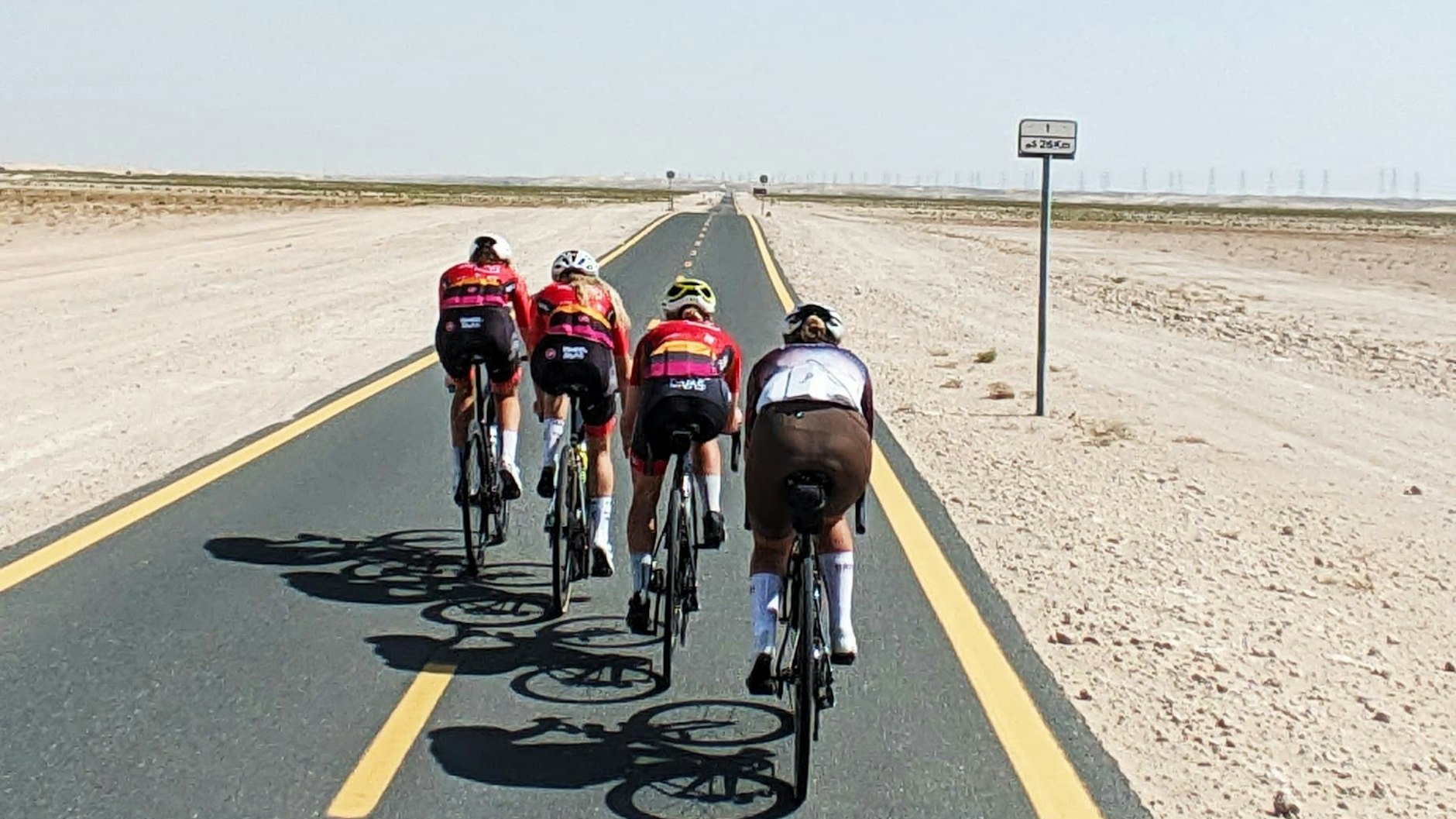 Die Wheel Divas auf Trainingsfahrt in der Wüste.