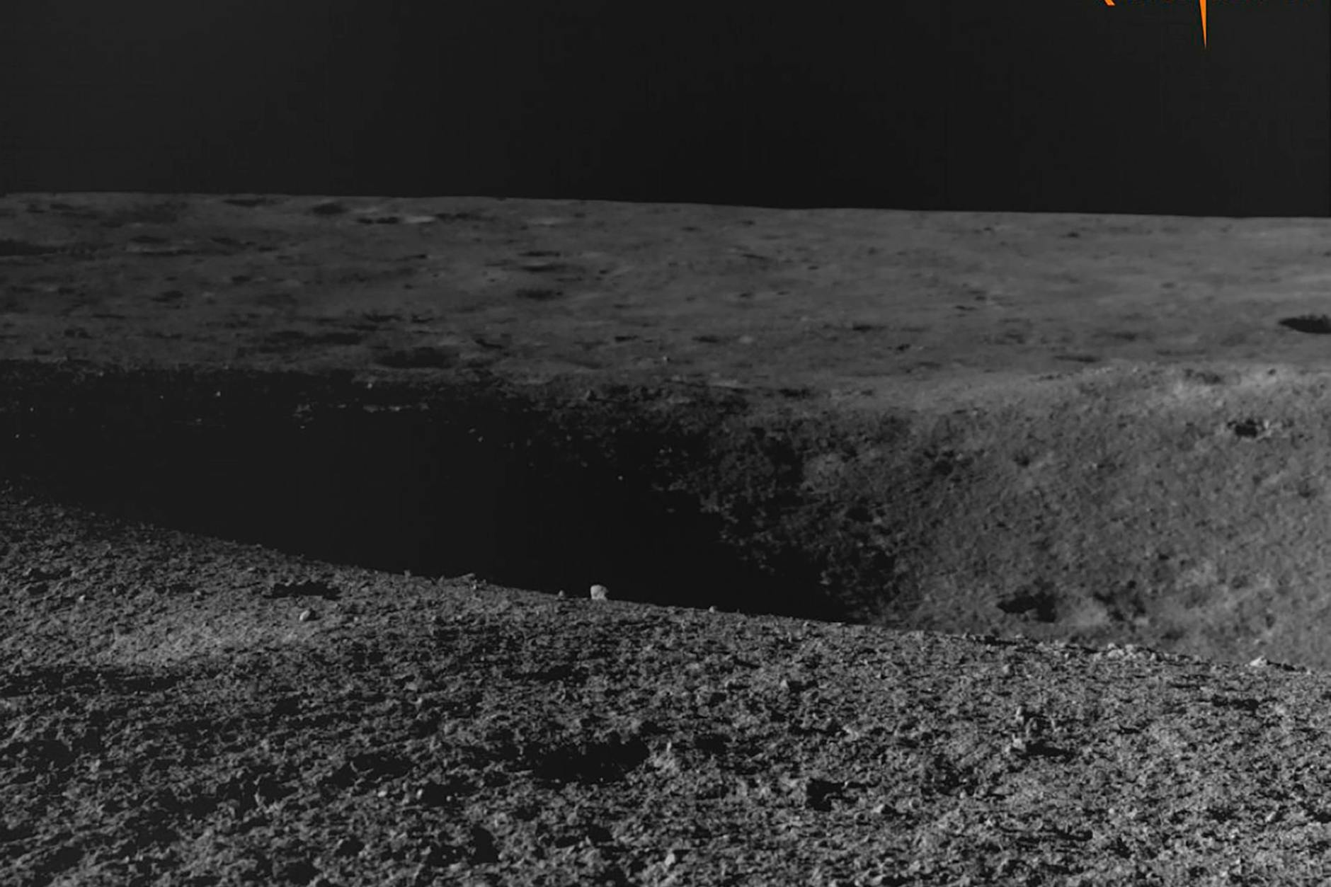 Dieses von der indischen Weltraumforschungsorganisation zur Verfügung gestellte Bild vom 27. August 2023 zeigt einen Krater, auf den Chandrayaan-3 gestoßen ist.