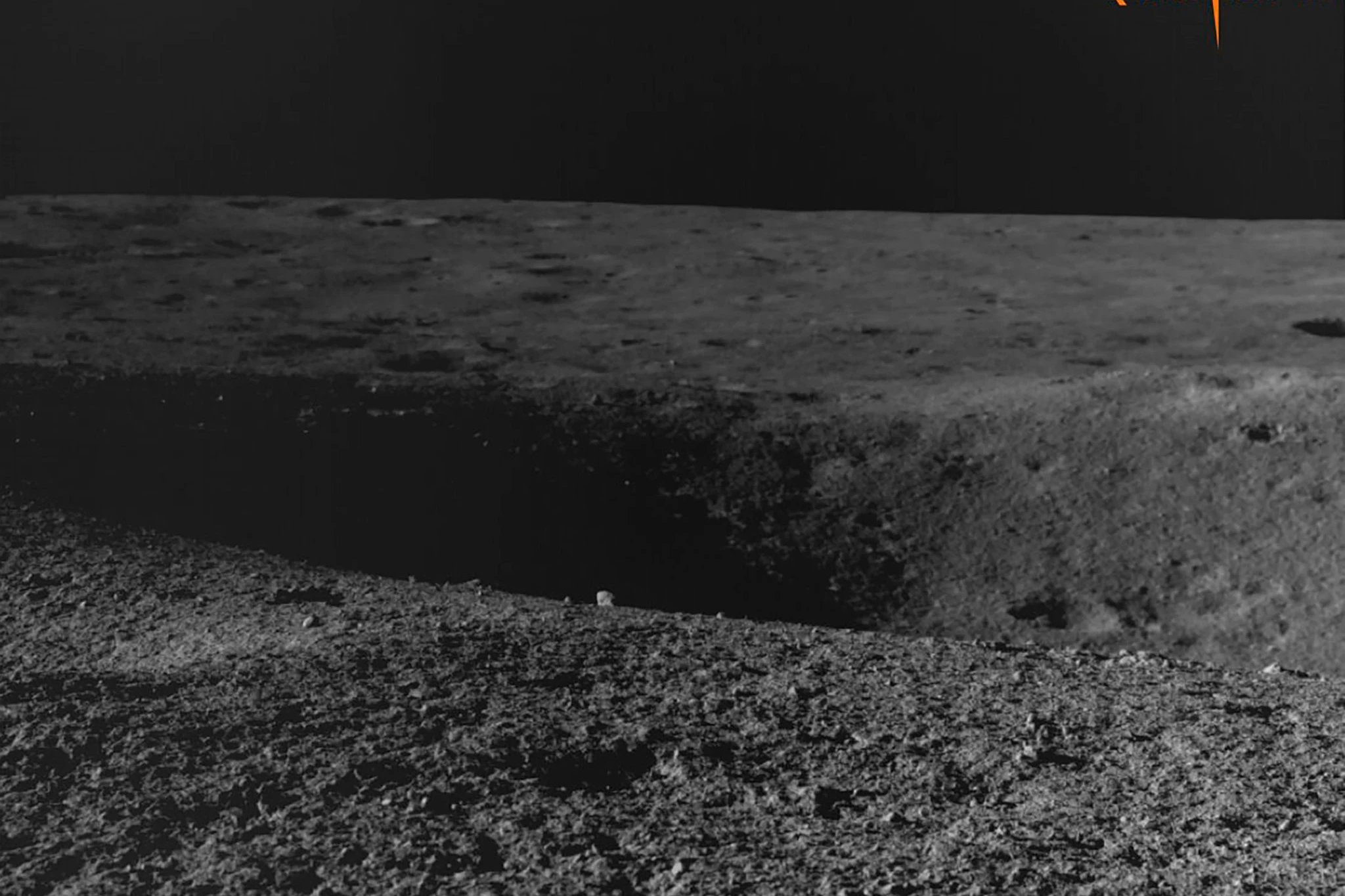Dieses von der indischen Weltraumforschungsorganisation zur Verfügung gestellte Bild vom 27. August 2023 zeigt einen Krater, auf den Chandrayaan-3 gestoßen ist.