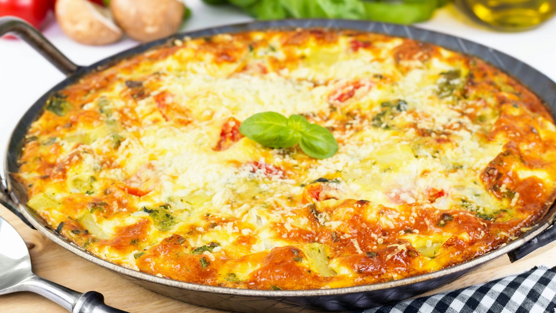 Wenn Sie mehrere kleinere Bleche verwenden, kann sich jeder seine eigene Pizza mit seinen Lieblings-Zutaten zusammenschütteln.