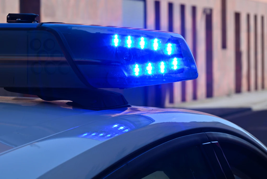 Polis, Lankwitz'deki uyuşturucu satıcılarını kontrol etmek istiyor – ama acil durum arabasını hızlandırıyor ve koçuyor