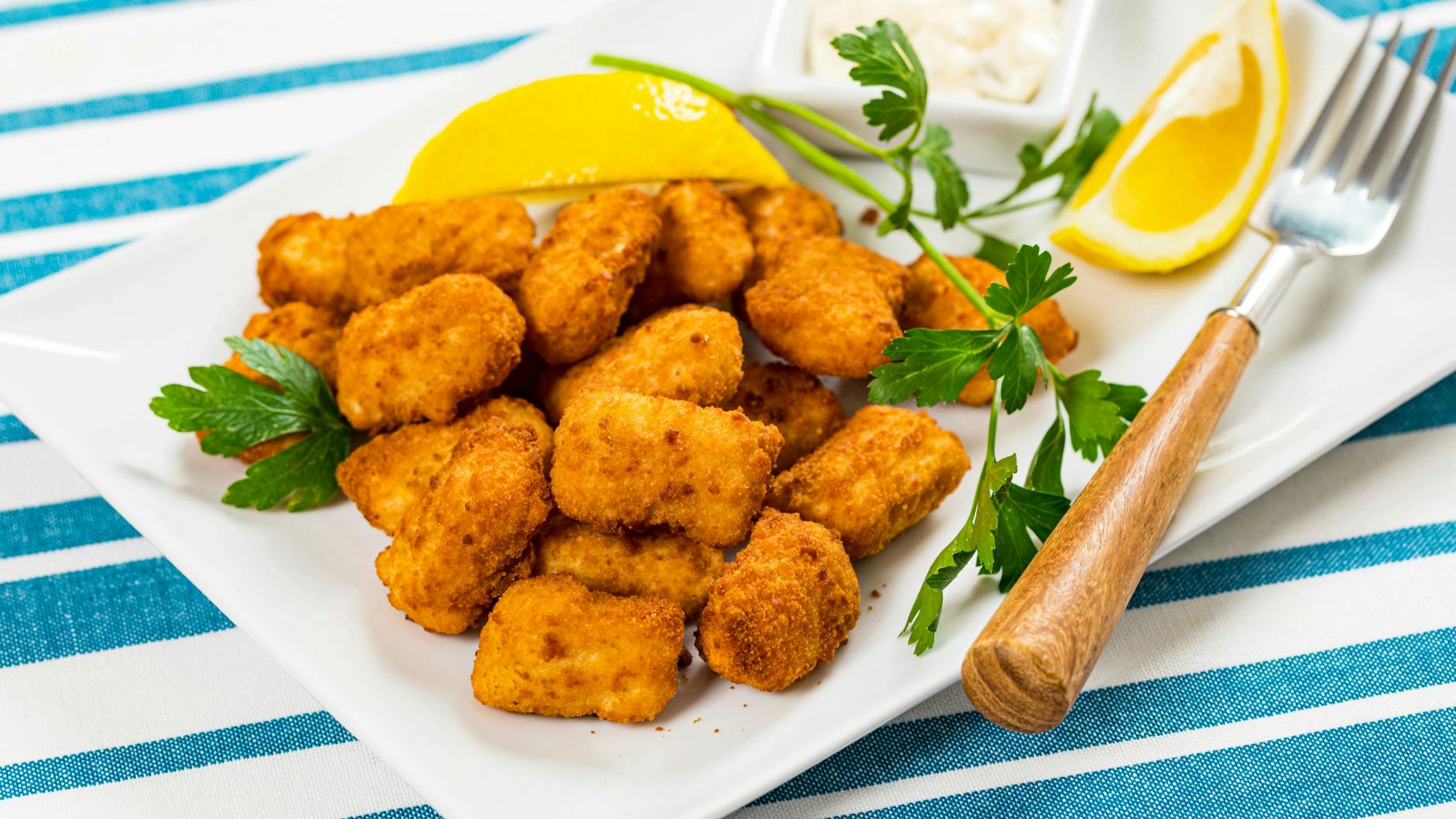 Man kann den Fisch auch in kleinere Stücke schneiden. So werden die Fischstäbchen, ergänzt mit einem Dip, zum leckeren Snack.