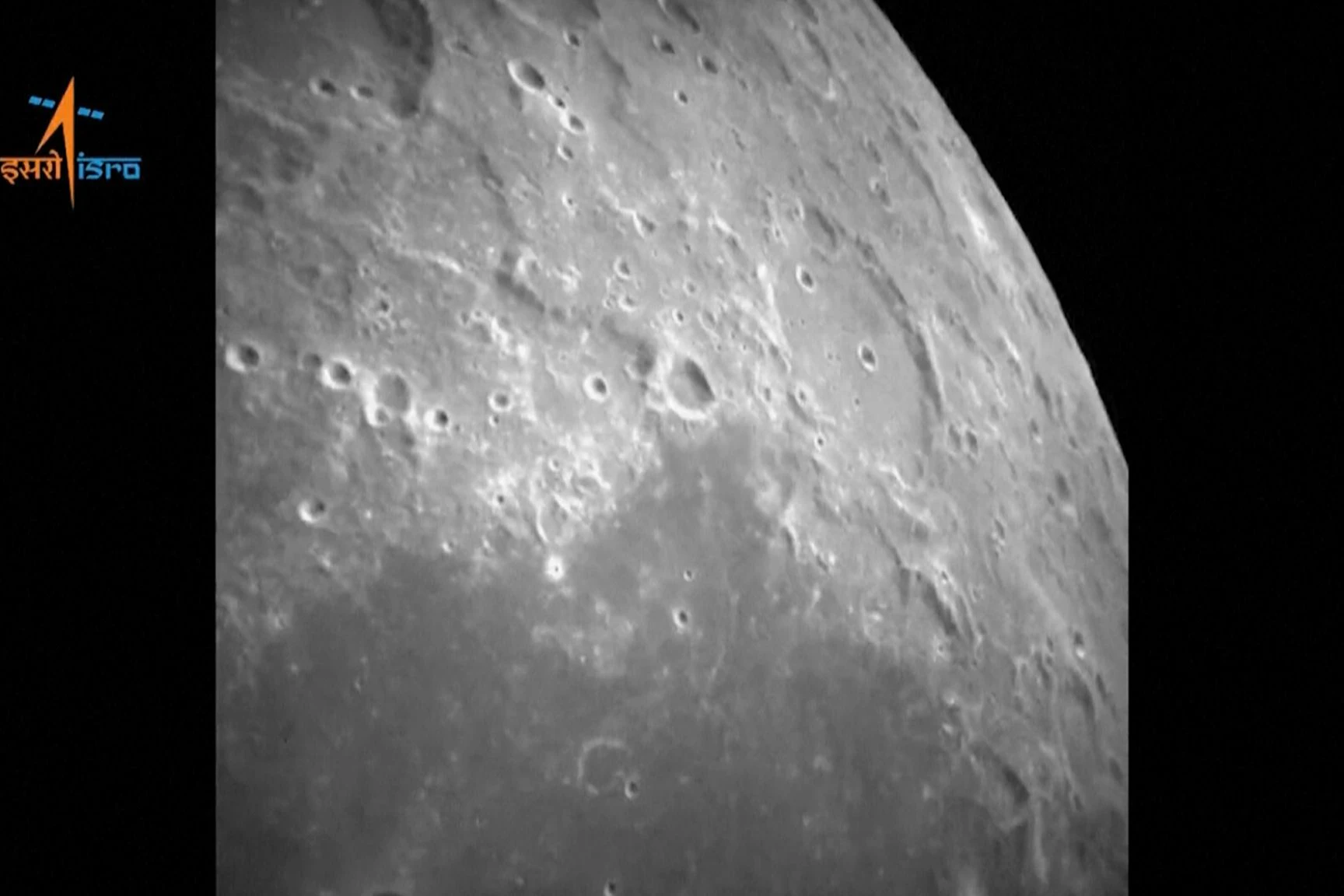 Dieses Bild aus einem von der indischen Weltraumforschungsorganisation (ISRO) zur Verfügung gestellten Video zeigt die Oberfläche des Mondes, während sich die Raumsonde Chandrayaan-3 auf die Landung vorbereitet. (zu dpa: «Mehr Eis auf dem Mond»)