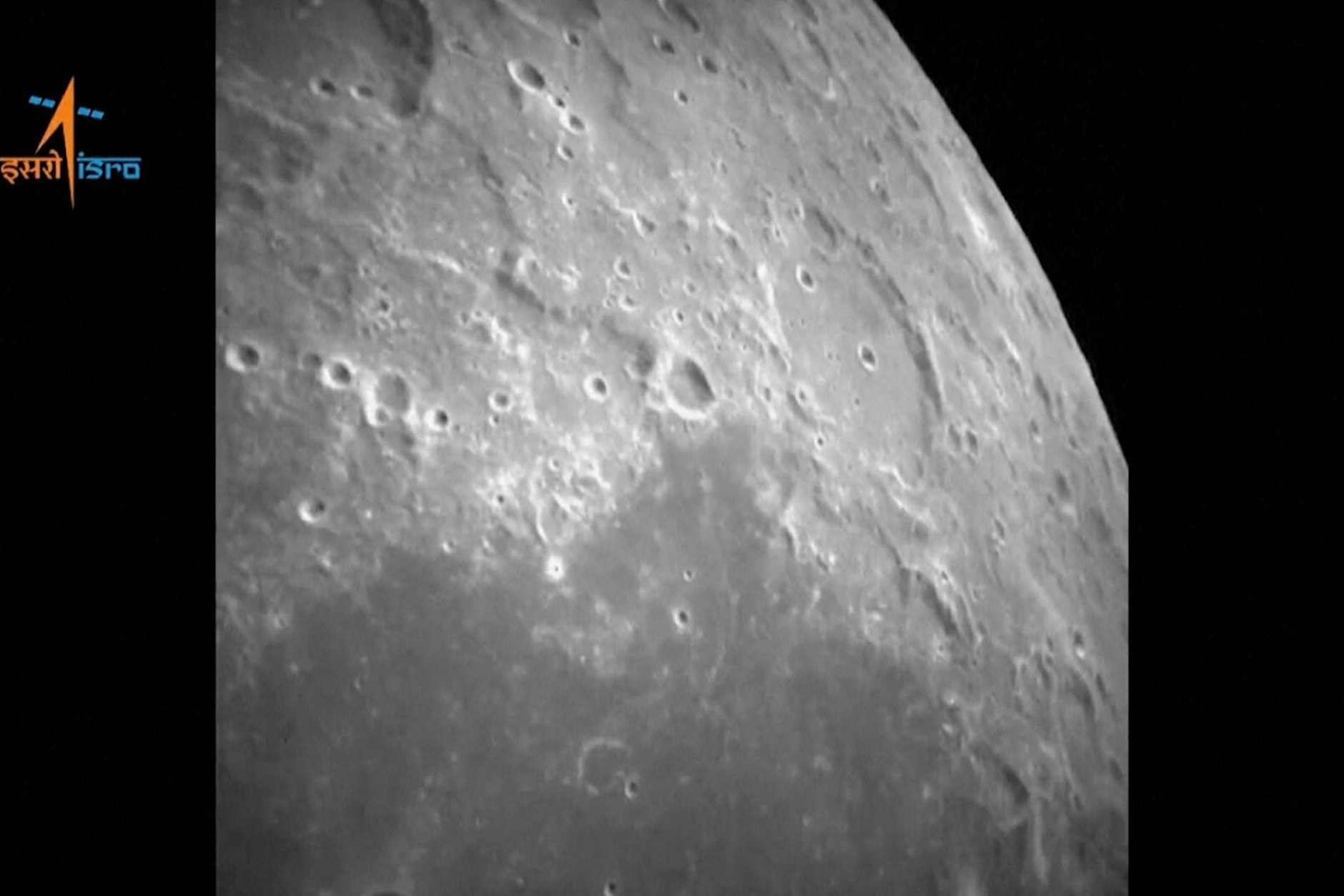 Dieses Bild aus einem von der indischen Weltraumforschungsorganisation (ISRO) zur Verfügung gestellten Video zeigt die Oberfläche des Mondes, während sich die Raumsonde Chandrayaan-3 auf die Landung vorbereitet. (zu dpa: «Mehr Eis auf dem Mond»)